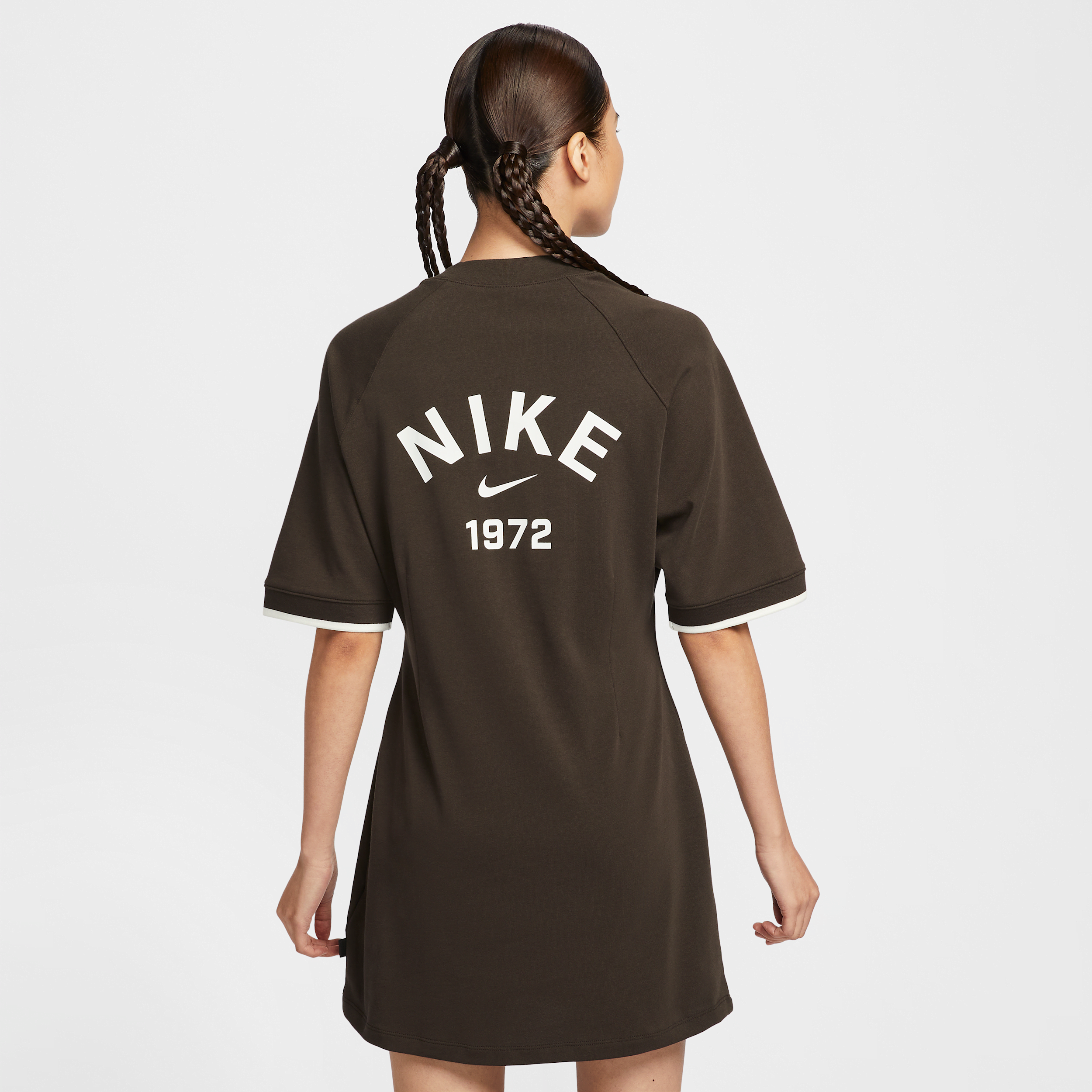 【ナイキ(NIKE)公式ストア】ナイキ スポーツウェア コレクション ウィメンズ Tシャツ ドレス HJ0325-220 ブラウン 【ナイキ(NIKE)公式ストア】ナイキ スポーツウェア コレクション ウィメンズ Tシャツ ドレス HJ0325-220 ブラウン
