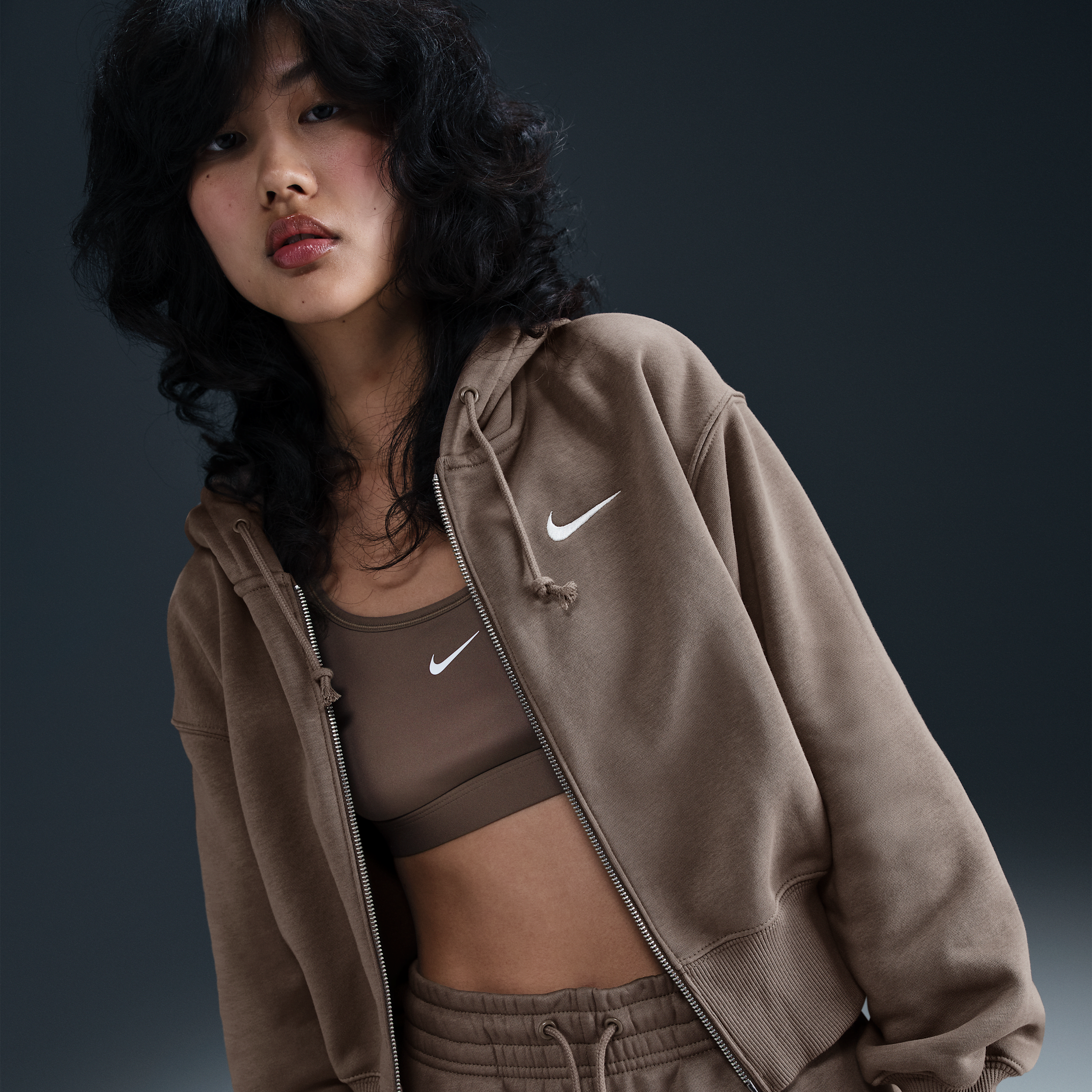 【ナイキ(NIKE)公式ストア】ナイキ スポーツウェア フェニックス フリース ウィメンズ ルーズ クロップド フルジップ パーカー HJ0941-233 ブラウン 【ナイキ(NIKE)公式ストア】ナイキ スポーツウェア フェニックス フリース ウィメンズ ルーズ クロップド フルジップ パーカー HJ0941-233 ブラウン