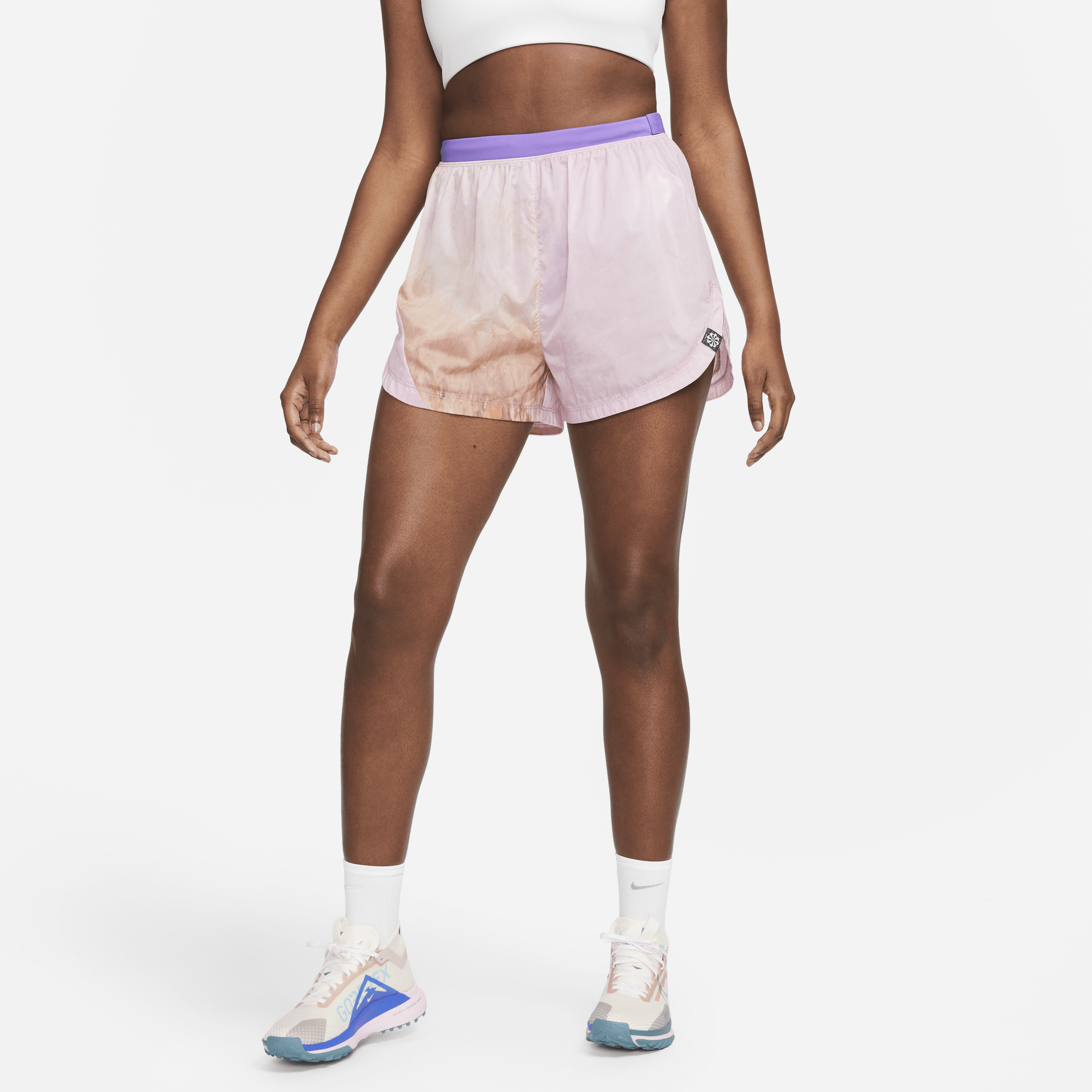 Nike Dri-FIT Repel-trailløbeshorts med indershorts (8 cm), mellemhøj talje og lommer til kvinder - gul