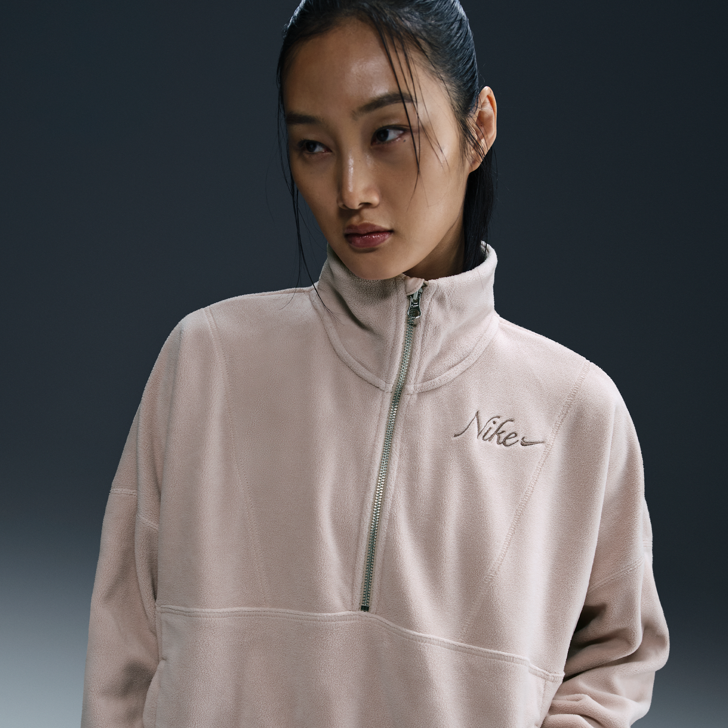【ナイキ(NIKE)公式ストア】ナイキ ワン ウィメンズ Therma-FIT オーバーサイズド 1/2ジップ フリース トップ HV5012-299 ブラウン 【ナイキ(NIKE)公式ストア】ナイキ ワン ウィメンズ Therma-FIT オーバーサイズド 1/2ジップ フリース トップ HV5012-299 ブラウン