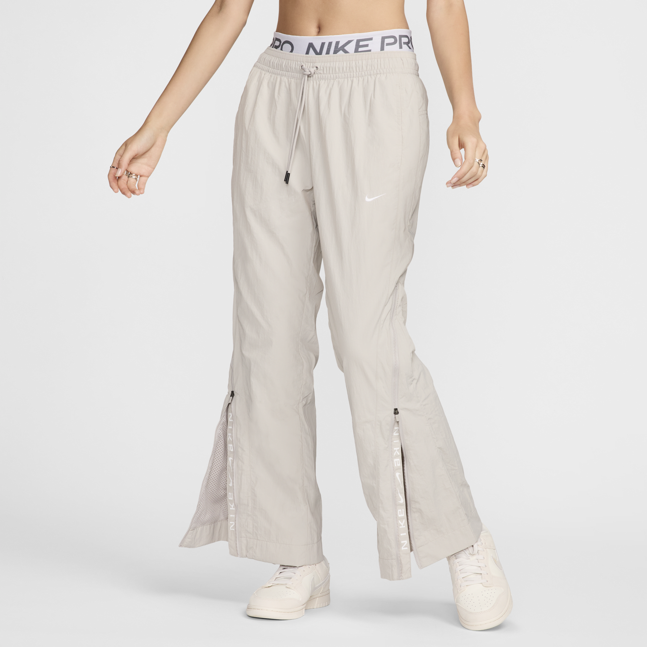 【ナイキ(NIKE)公式ストア】ナイキ スポーツウェア コレクション ウィメンズ ミッドライズ レペル ジップ パンツ FV7545-014 グレー 【ナイキ(NIKE)公式ストア】ナイキ スポーツウェア コレクション ウィメンズ ミッドライズ レペル ジップ パンツ FV7545-014 グレー