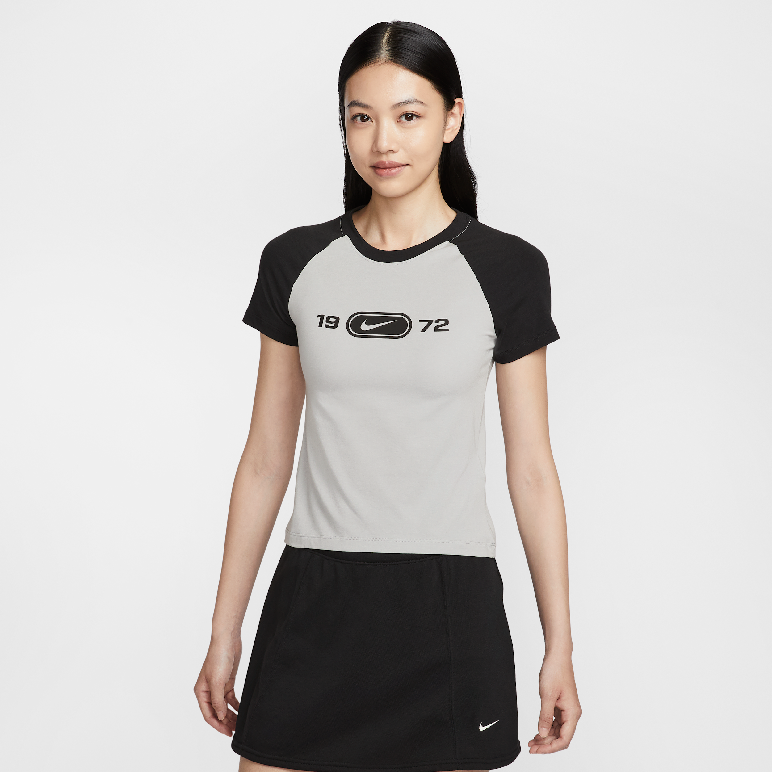 【ナイキ(NIKE)公式ストア】ナイキ スポーツウェア チル ニット ウィメンズ スリム グラフィック Tシャツ HV4993-077 グレー 【ナイキ(NIKE)公式ストア】ナイキ スポーツウェア チル ニット ウィメンズ スリム グラフィック Tシャツ HV4993-077 グレー