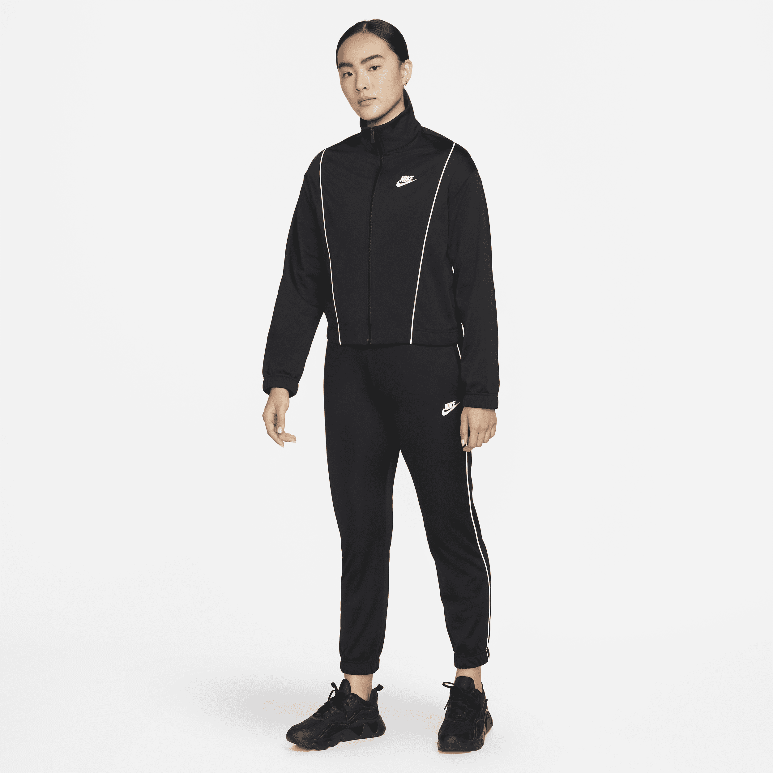 【ナイキ(NIKE)公式ストア】ナイキ スポーツウェア ウィメンズ フィッテド トラックスーツ DD5861-011 ブラック 【ナイキ(NIKE)公式ストア】ナイキ スポーツウェア ウィメンズ フィッテド トラックスーツ DD5861-011 ブラック