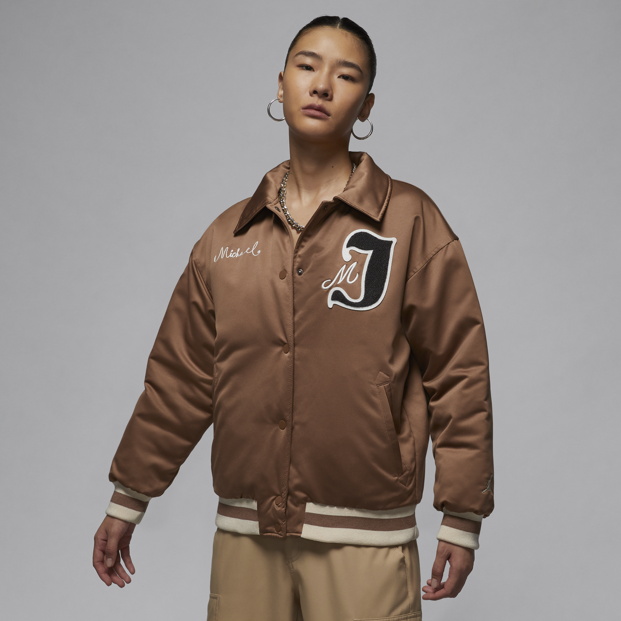 【ナイキ(NIKE)公式ストア】ジョーダン ウィメンズ バーシティ ジャケット FV7138-223 ブラウン 【ナイキ(NIKE)公式ストア】ジョーダン ウィメンズ バーシティ ジャケット FV7138-223 ブラウン