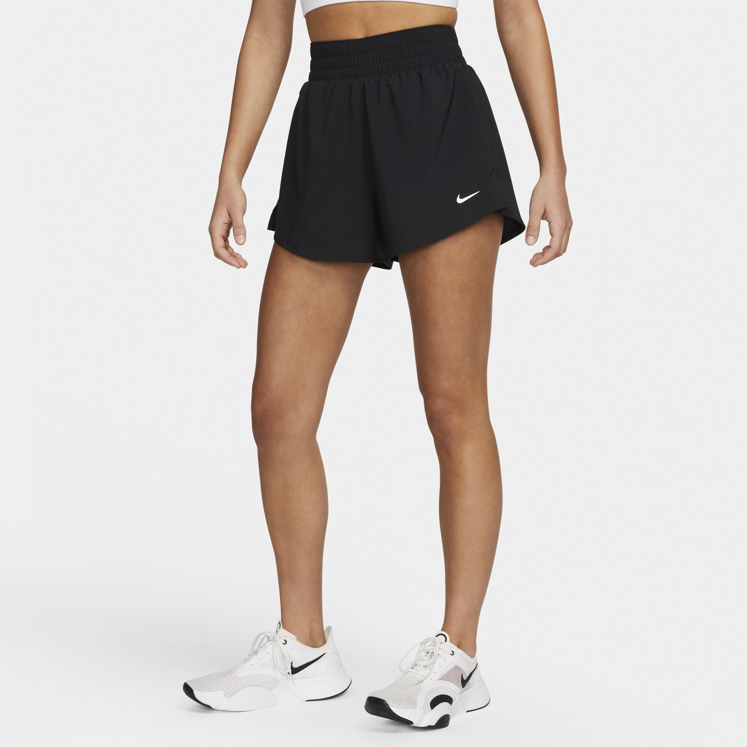 Højtaljede Nike One-Dri-FIT-2-in-1-shorts (7,5 cm) til kvinder - sort
