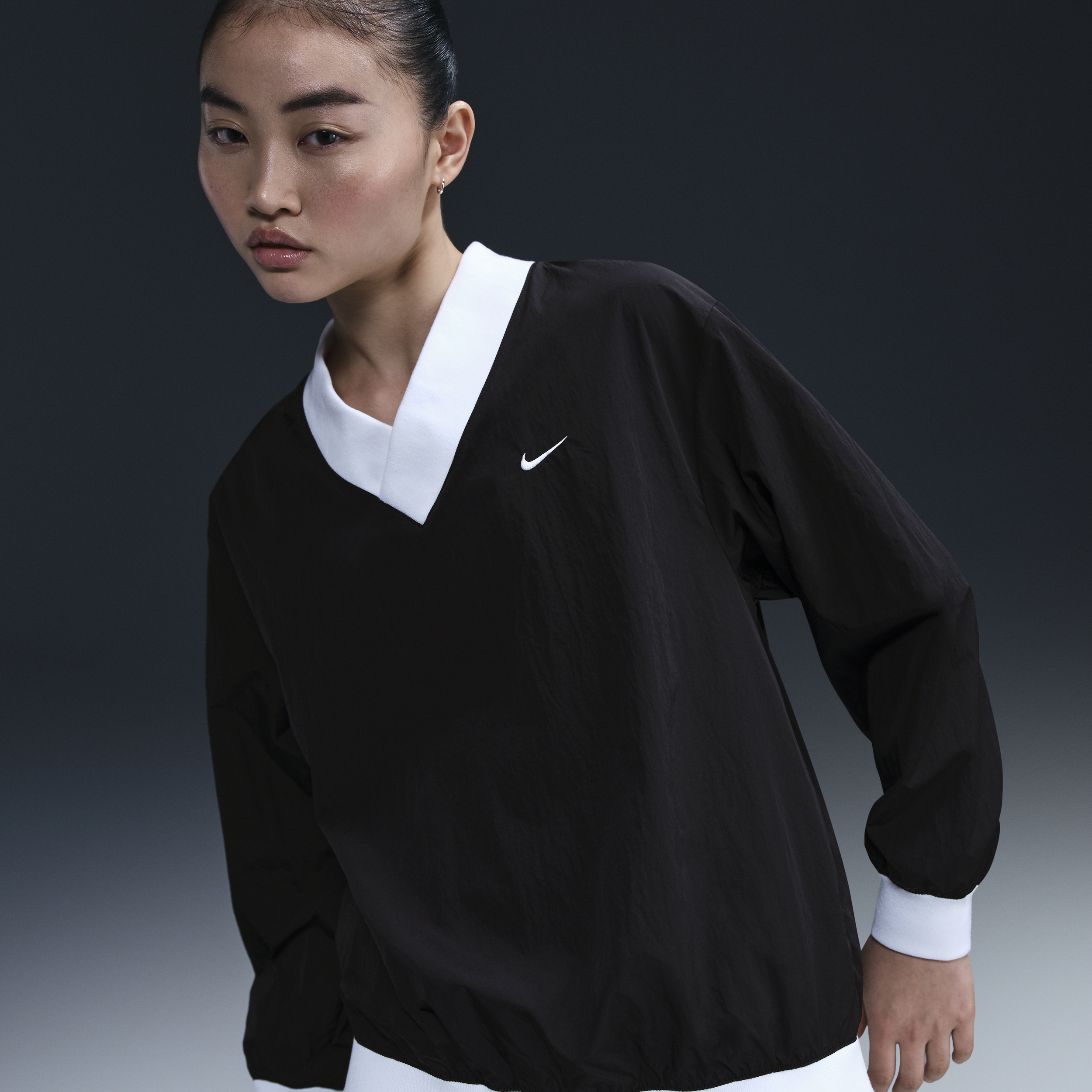 【ナイキ(NIKE)公式ストア】ナイキ スポーツウェア エッセンシャル ウィメンズ ルーズ UV ウーブン ロングスリーブ Vネック トップ FV7650-010 ブラック 【ナイキ(NIKE)公式ストア】ナイキ スポーツウェア エッセンシャル ウィメンズ ルーズ UV ウーブン ロングスリーブ Vネック トップ FV7650-010 ブラック