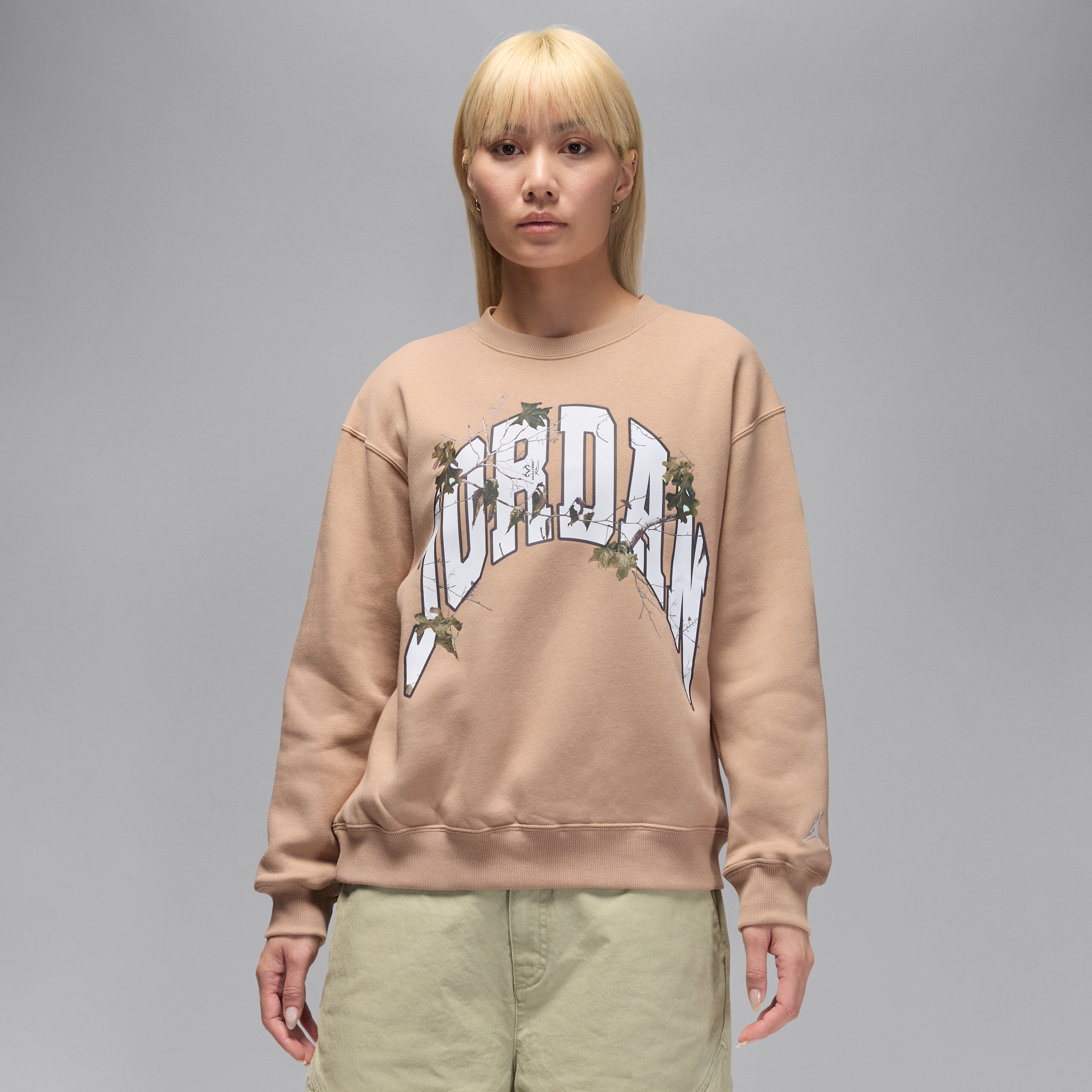 【ナイキ（NIKE）公式ストア】ジョーダン ブルックリン フリース ウィメンズ リアルツリー クルーネック スウェットシャツ HV0473-200 ブラウン