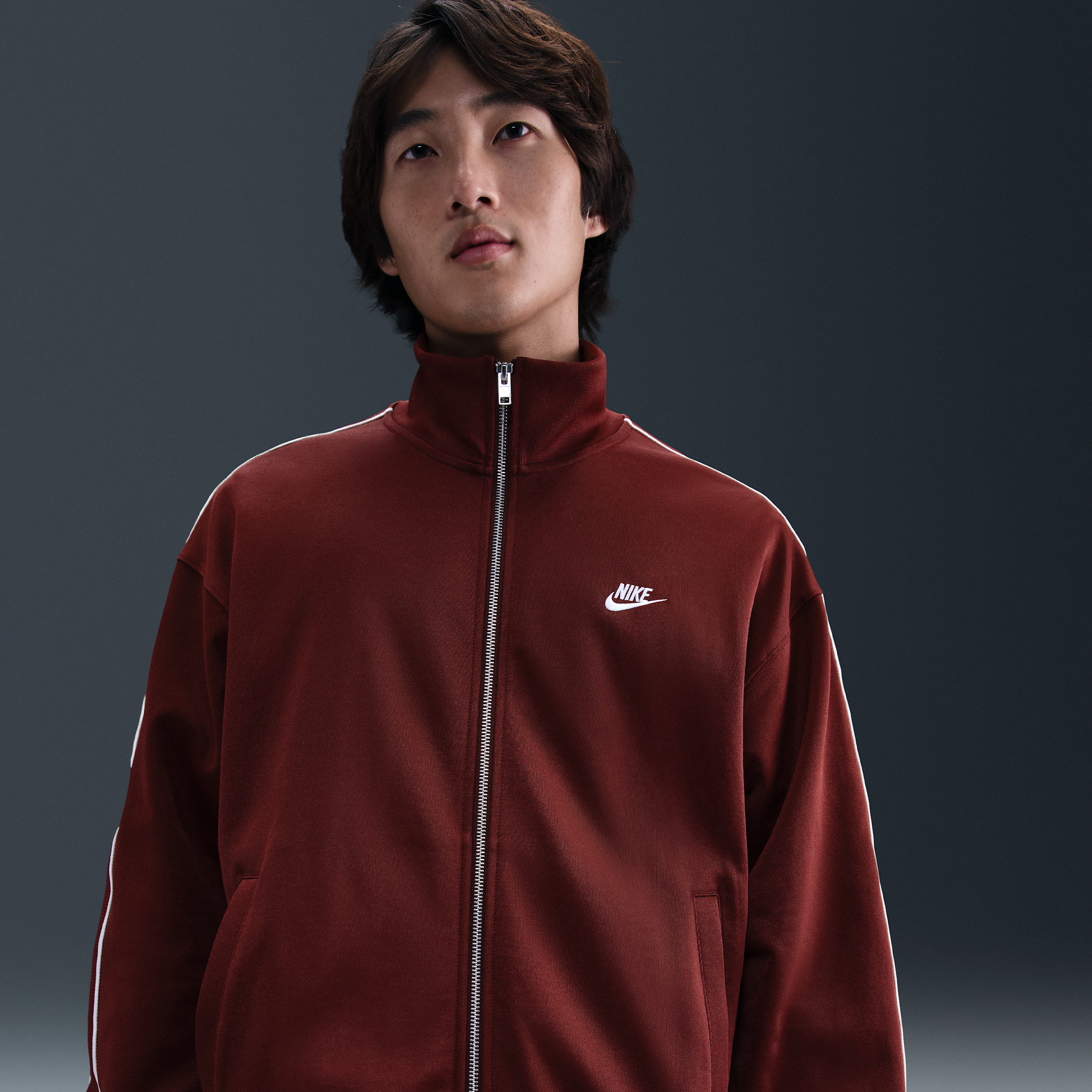 【ナイキ(NIKE)公式ストア】ナイキ スポーツウェア クラブ メンズ オーバーサイズド ニット トラックジャケット HV1418-619 レッド 【ナイキ(NIKE)公式ストア】ナイキ スポーツウェア クラブ メンズ オーバーサイズド ニット トラックジャケット HV1418-619 レッド