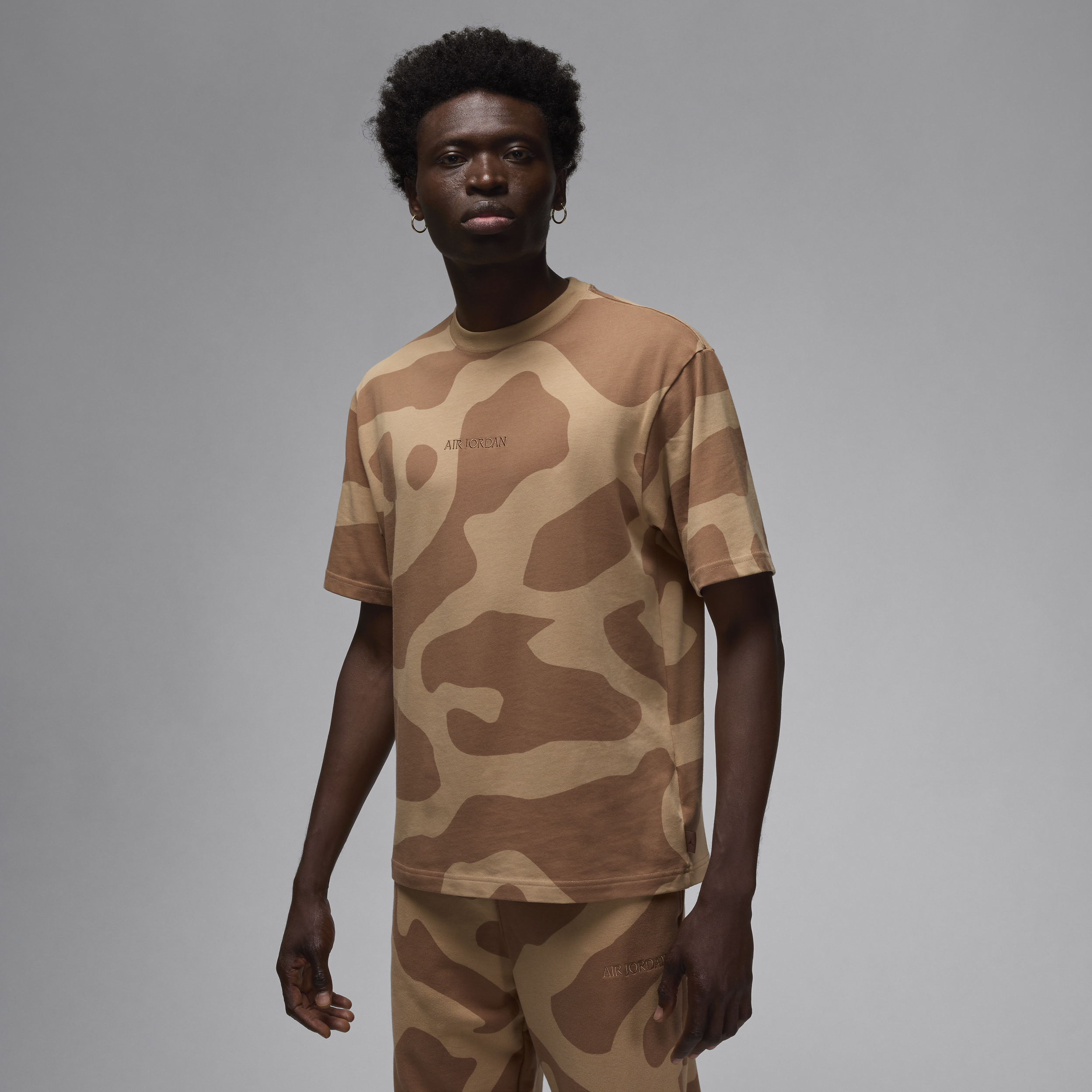 【ナイキ(NIKE)公式ストア】エア ジョーダン ワードマーク 85 メンズ カモ Tシャツ HF0258-223 ブラウン 【ナイキ(NIKE)公式ストア】エア ジョーダン ワードマーク 85 メンズ カモ Tシャツ HF0258-223 ブラウン