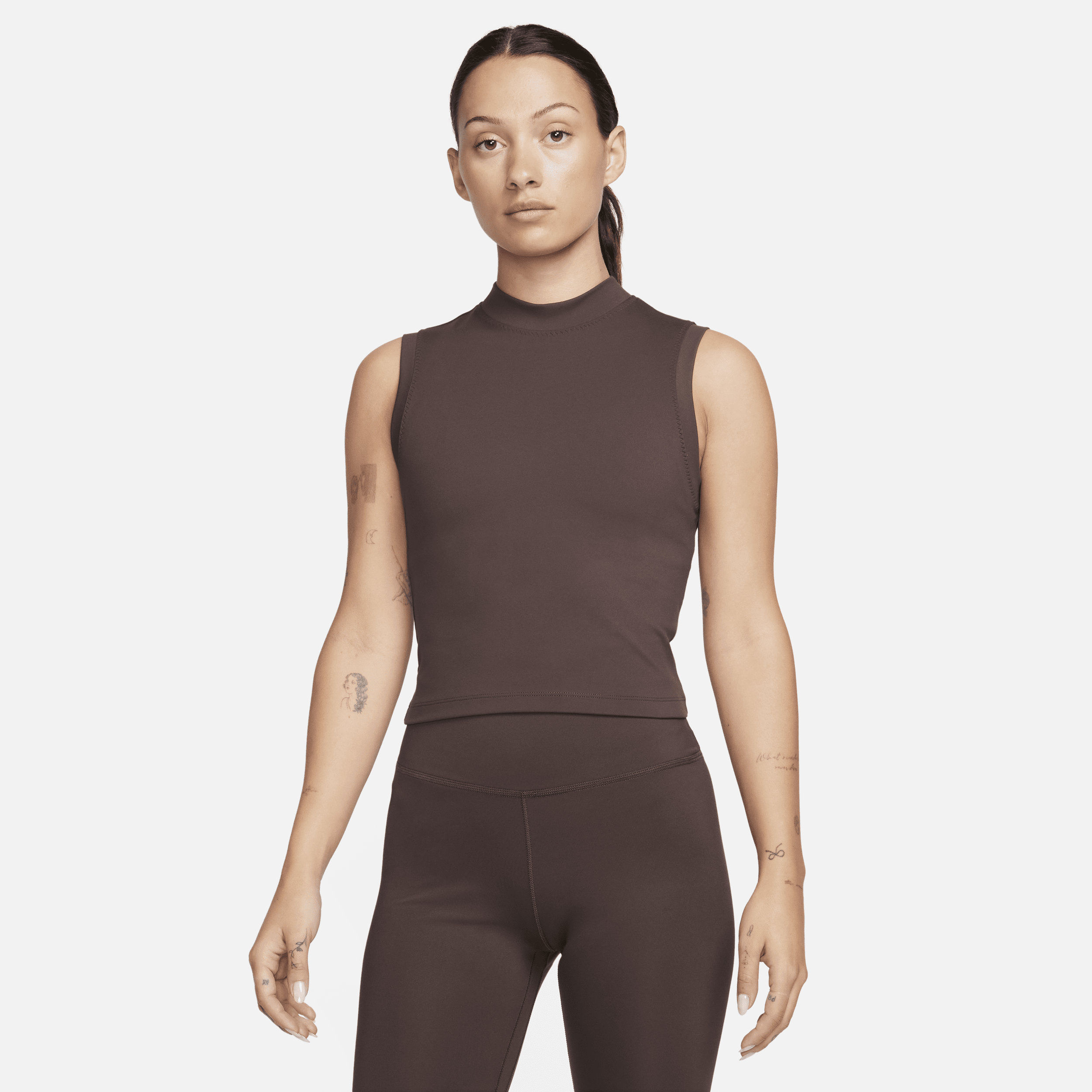 Kort Nike One Fitted Dri-FIT-tanktop med høj halsudskæring til kvinder - brun