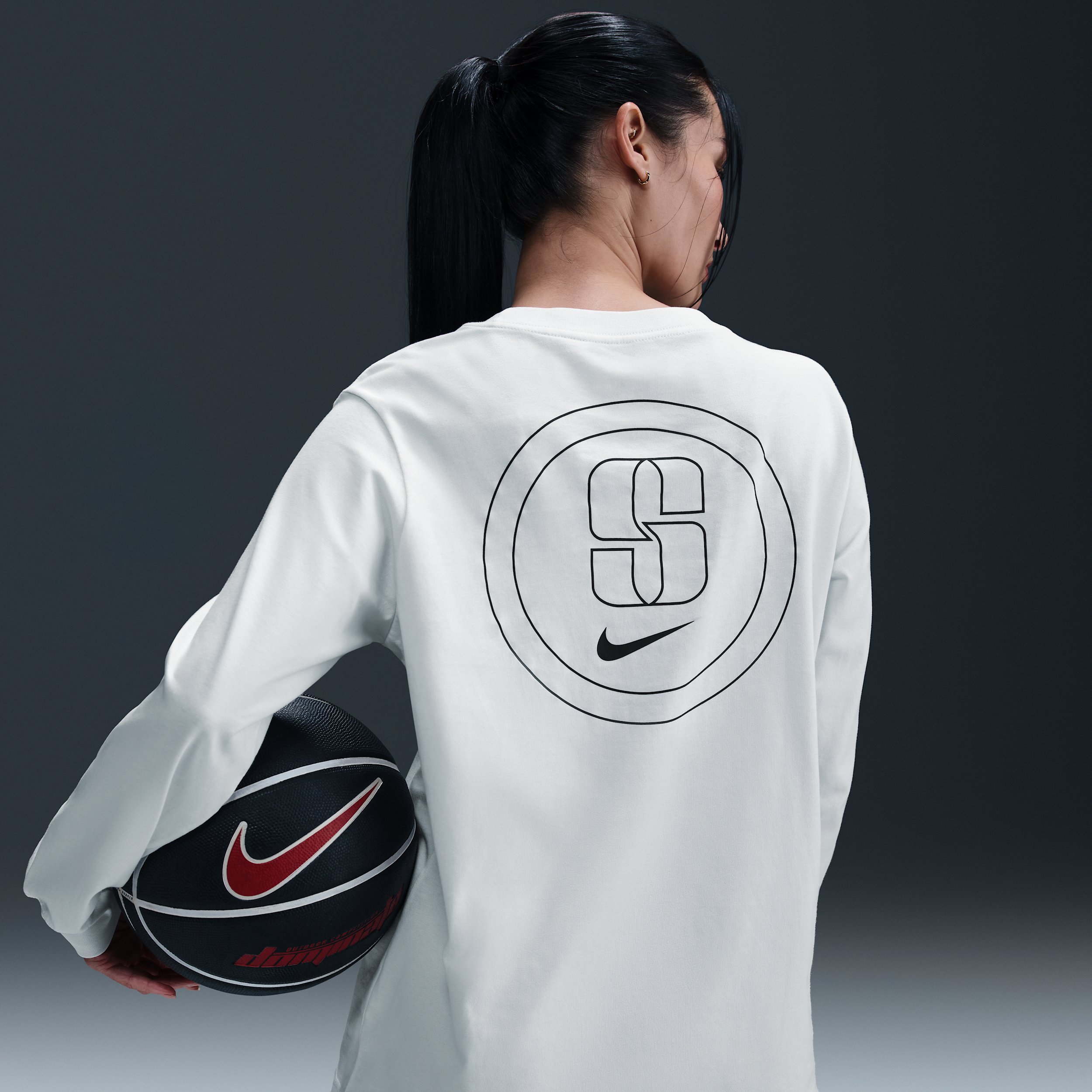 【ナイキ(NIKE)公式ストア】サブリナ ウィメンズ ロングスリーブ バスケットボール Tシャツ FZ8782-121 ホワイト 【ナイキ(NIKE)公式ストア】サブリナ ウィメンズ ロングスリーブ バスケットボール Tシャツ FZ8782-121 ホワイト