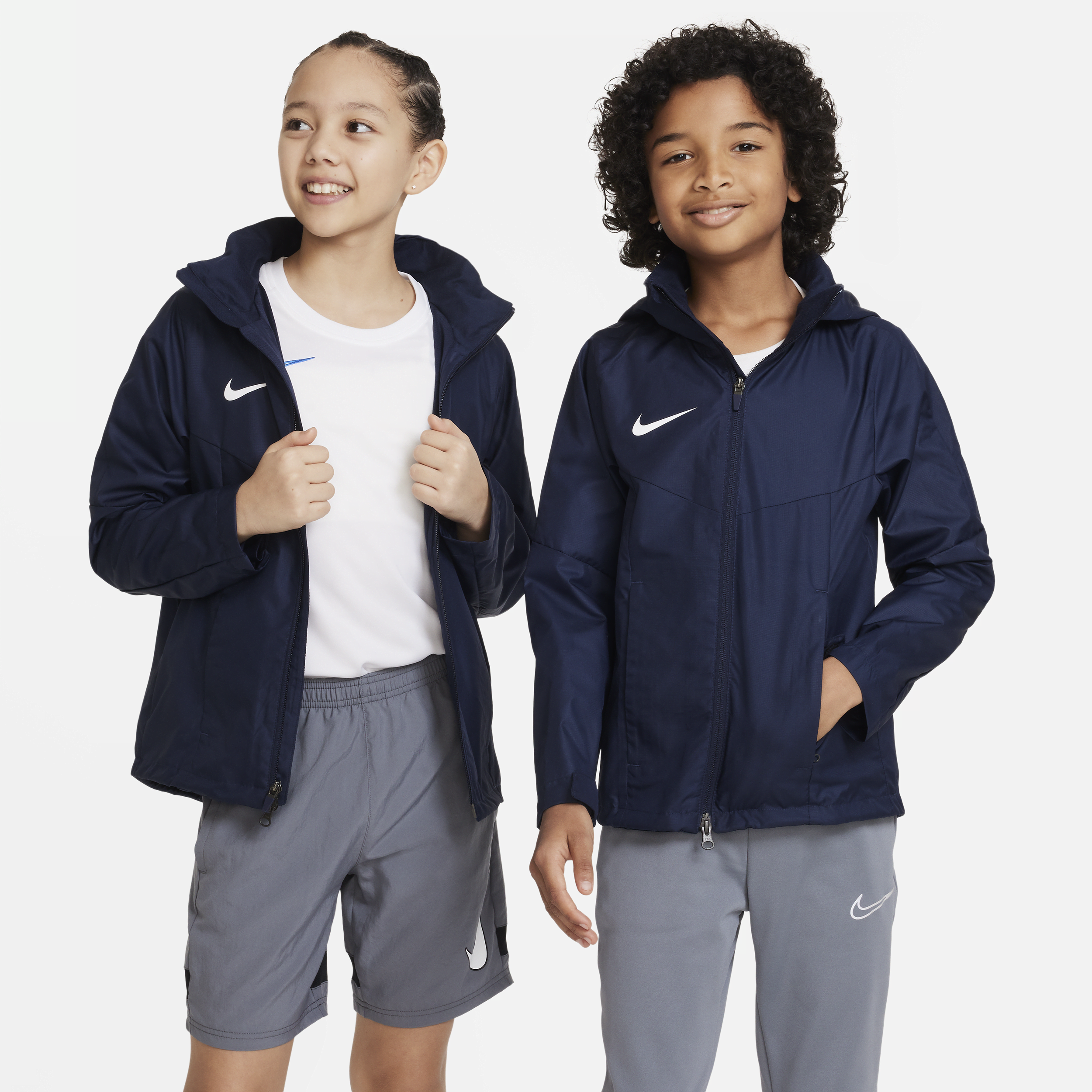 Nike Storm-FIT Academy23-fodboldregnjakke til større børn - blå