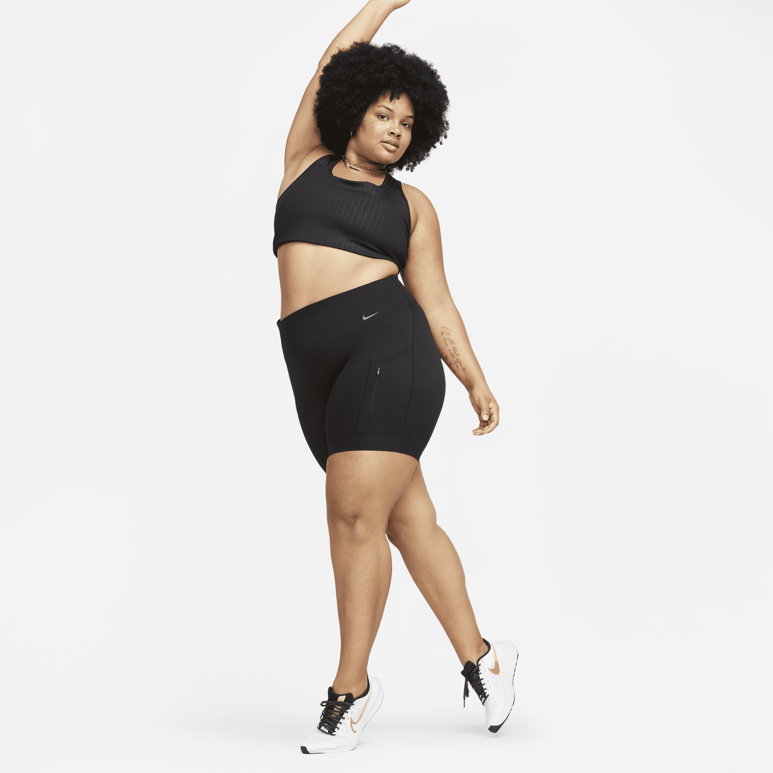 Nike Go Pantalón corto de ciclismo de 20 cm de talle alto y sujeción firme con bolsillos - Mujer - Negro