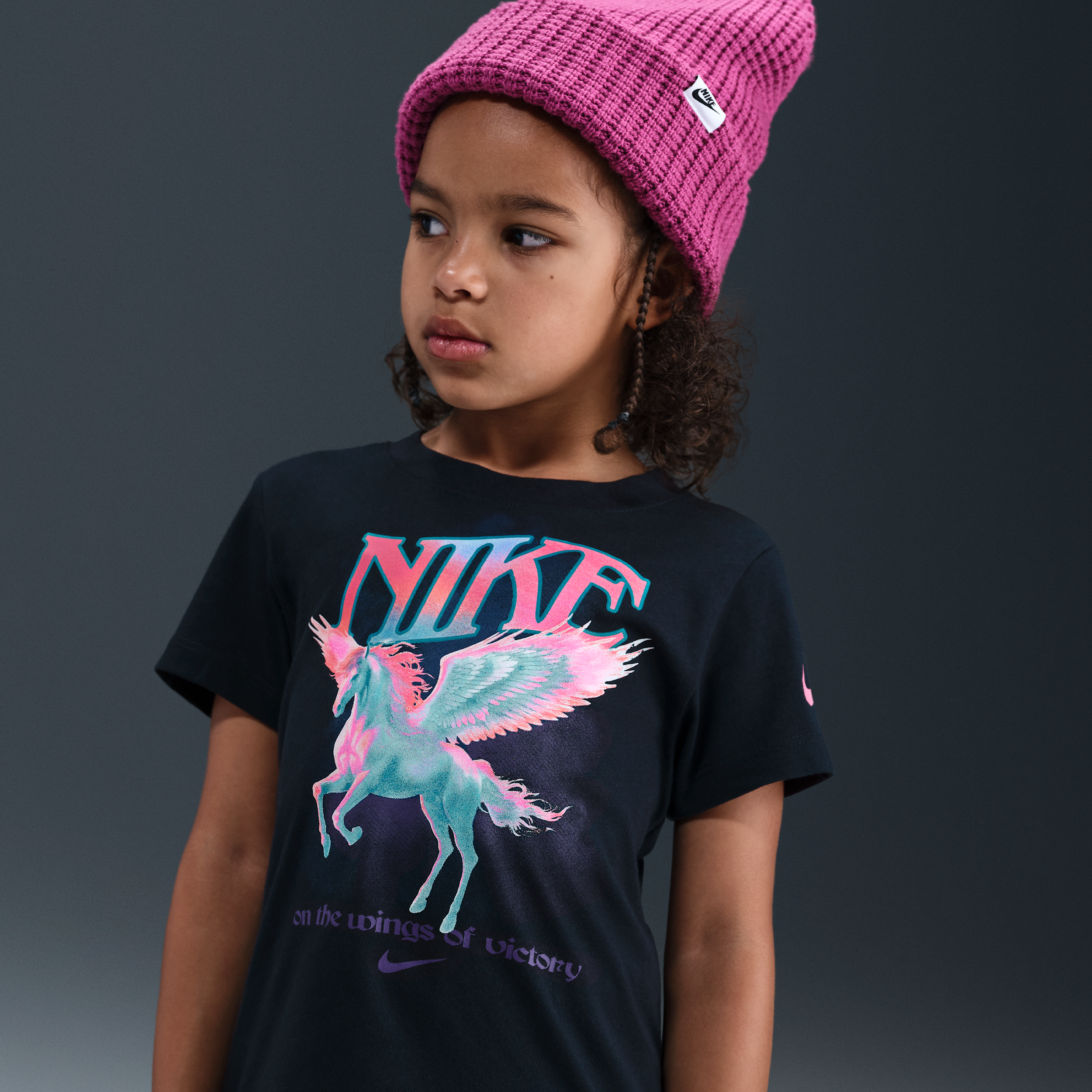 【ナイキ(NIKE)公式ストア】ナイキ リトルキッズ ペガサス Tシャツ IO2524-010 ブラック 【ナイキ(NIKE)公式ストア】ナイキ リトルキッズ ペガサス Tシャツ IO2524-010 ブラック