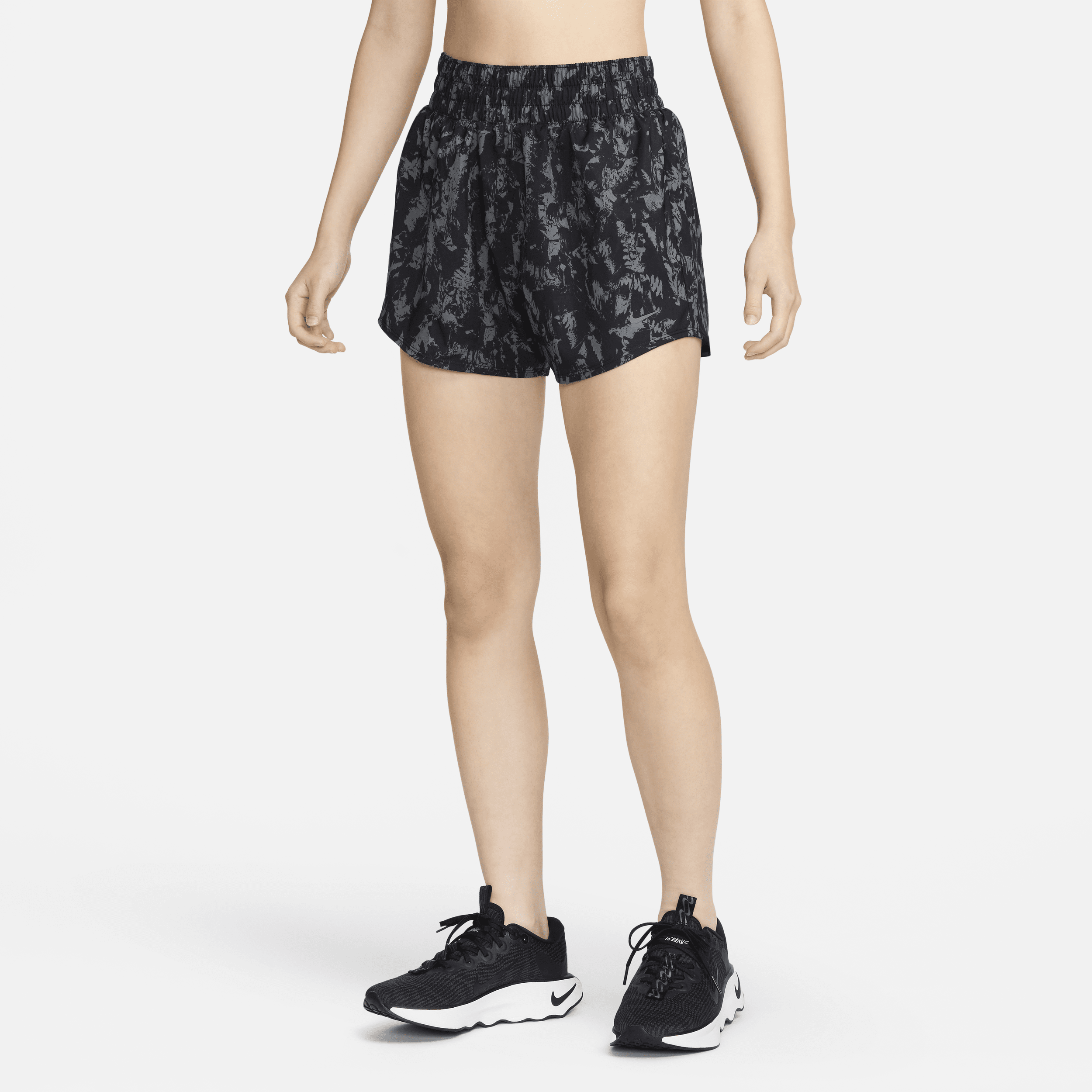 【ナイキ(NIKE)公式ストア】ナイキ ワン ウィメンズ Dri-FIT ハイウエスト 8cm プリント ショートパンツ (インナー付き) FZ3474-010 ブラック 【ナイキ(NIKE)公式ストア】ナイキ ワン ウィメンズ Dri-FIT ハイウエスト 8cm プリント ショートパンツ (インナー付き) FZ3474-010 ブラック