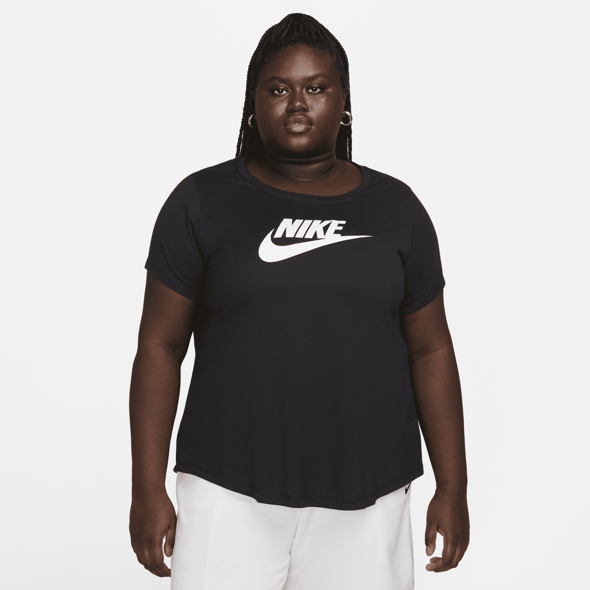 Nike Sportswear Essentials-T-shirt med logo til kvinder (plus size) - sort