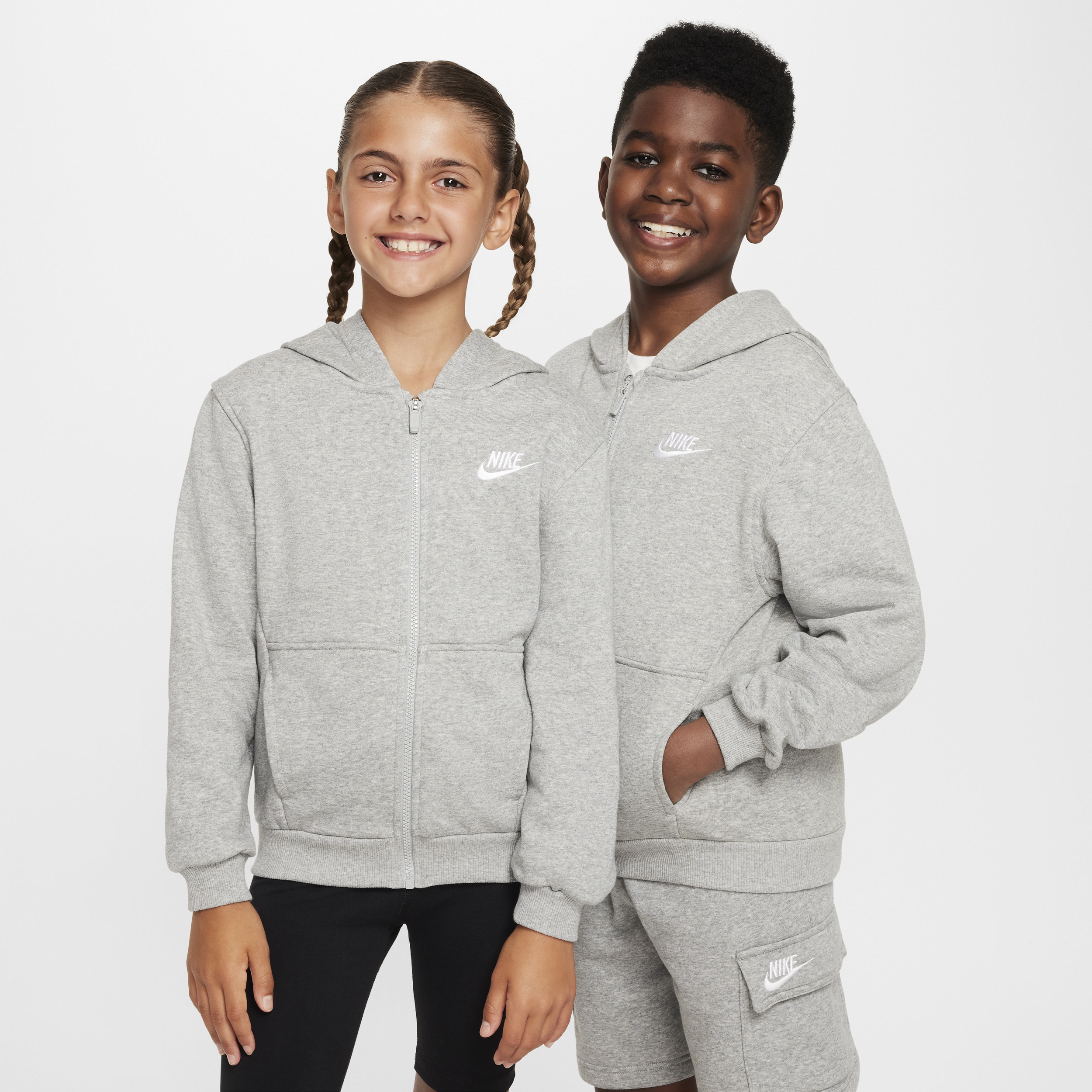 【ナイキ(NIKE)公式ストア】ナイキ クラブ フリース ジュニア フレンチ テリー フルジップ パーカー FD3017-063 グレー 【ナイキ(NIKE)公式ストア】ナイキ クラブ フリース ジュニア フレンチ テリー フルジップ パーカー FD3017-063 グレー