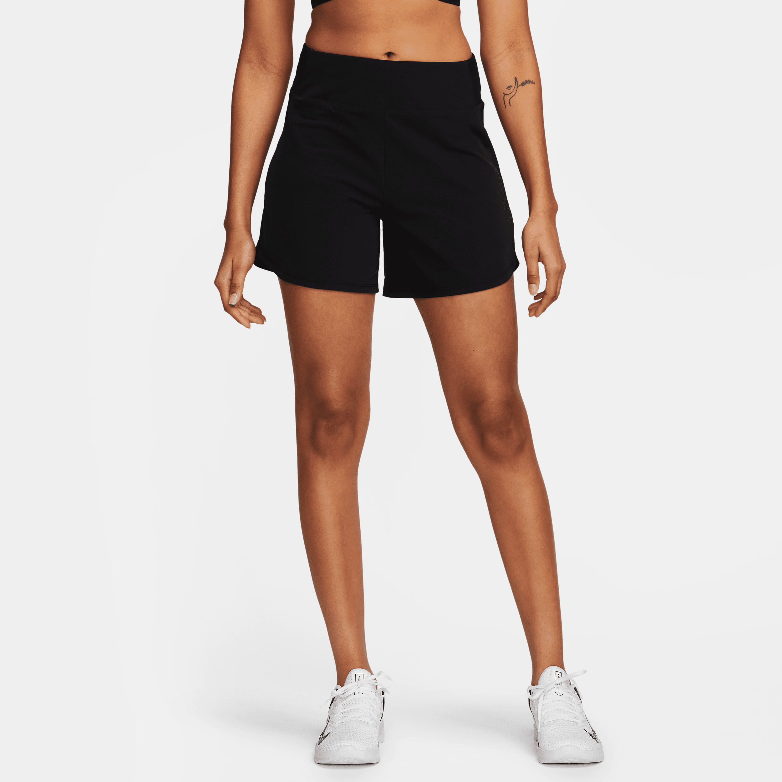 Nike Bliss Dri-FIT-shorts med indershorts (13 cm) og mellemhøj talje til kvinder - sort