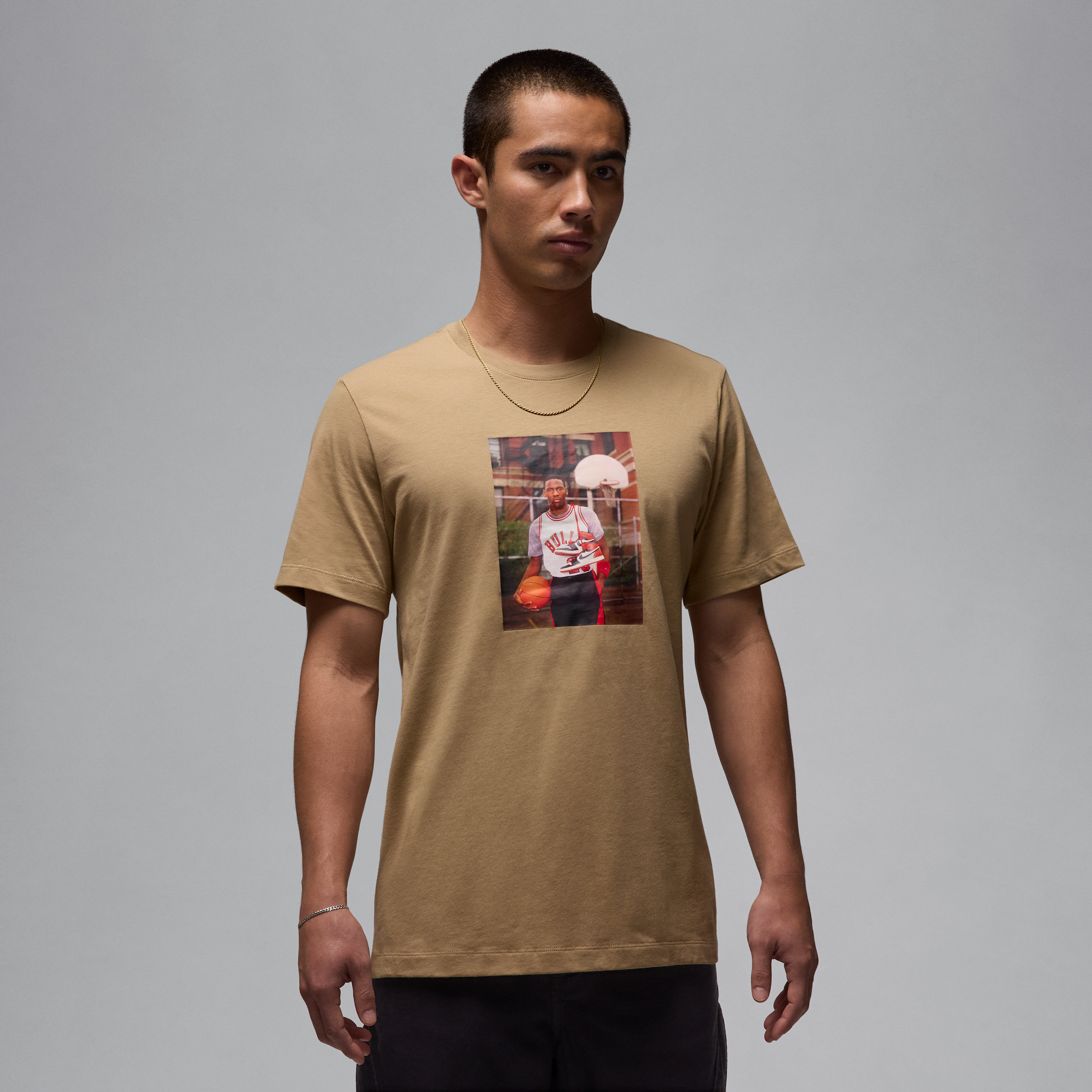 【ナイキ(NIKE)公式ストア】ジョーダン ブランド メンズ フォト Tシャツ HJ2354-257 ブラウン 【ナイキ(NIKE)公式ストア】ジョーダン ブランド メンズ フォト Tシャツ HJ2354-257 ブラウン