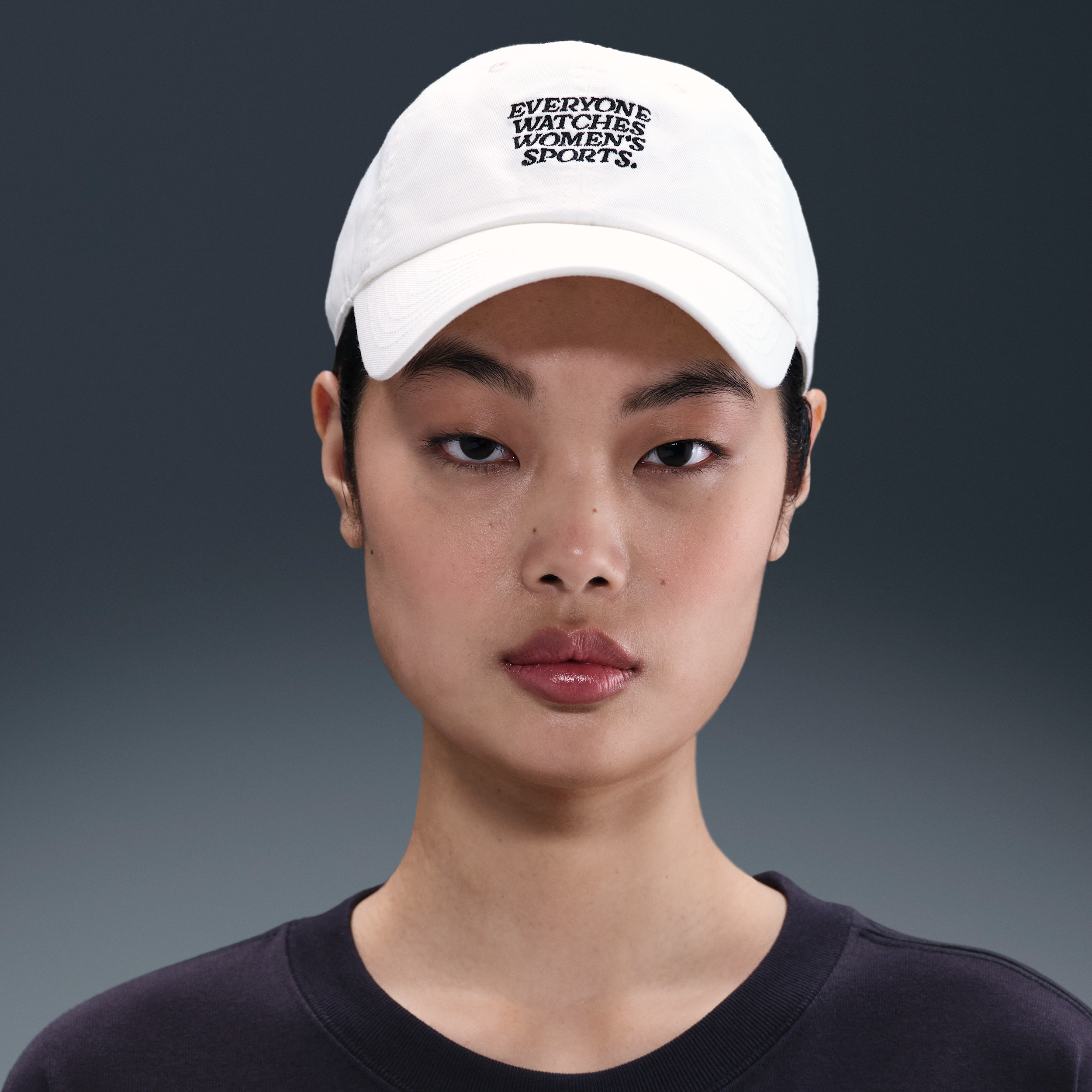 Gorra Nike Everyone Watches Women's Sports™ de TOGETHXR - Blanco