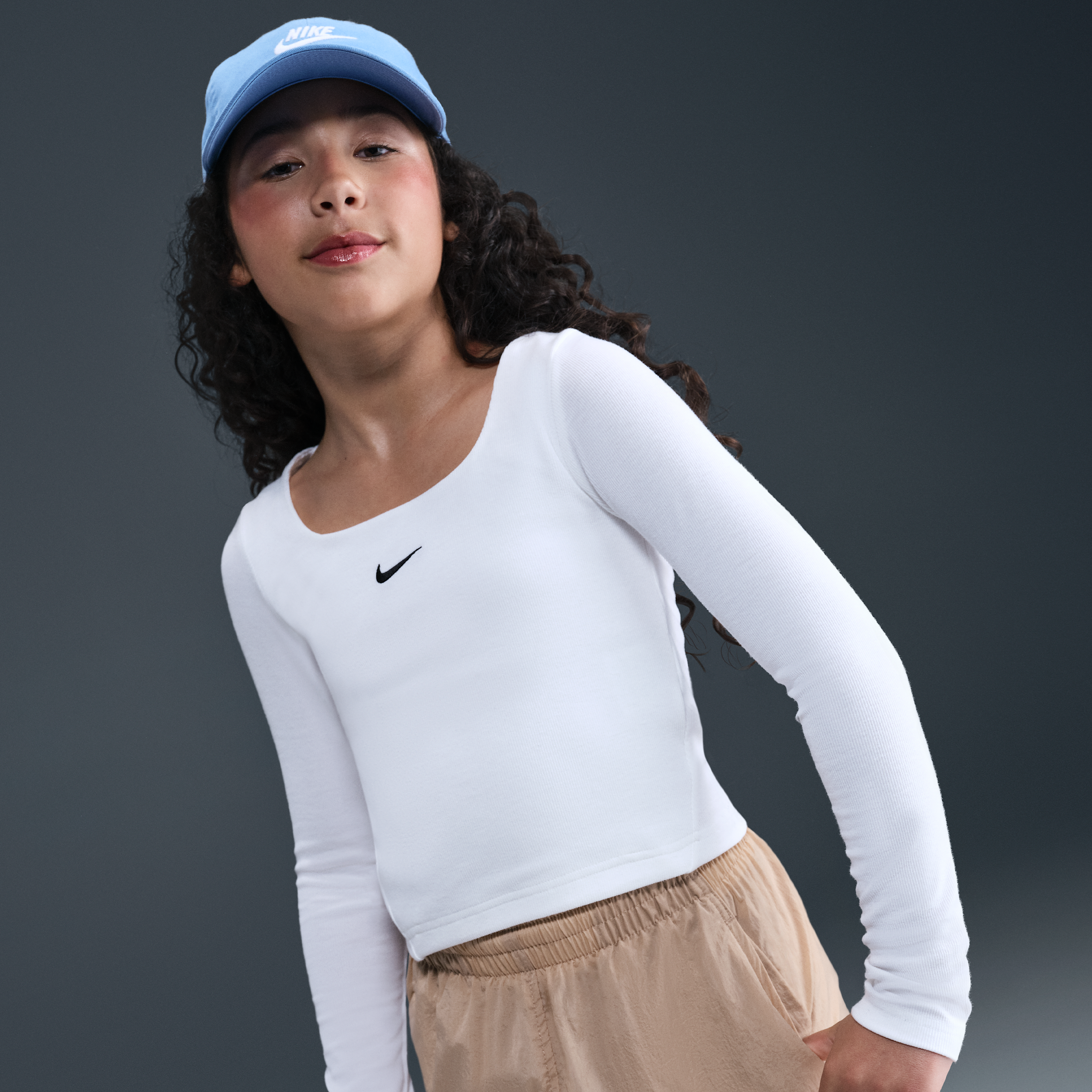【ナイキ(NIKE)公式ストア】ナイキ スポーツウェア ジュニア (ガールズ) ロングスリーブ スクエアネック トップ IM7441-100 ホワイト 【ナイキ(NIKE)公式ストア】ナイキ スポーツウェア ジュニア (ガールズ) ロングスリーブ スクエアネック トップ IM7441-100 ホワイト