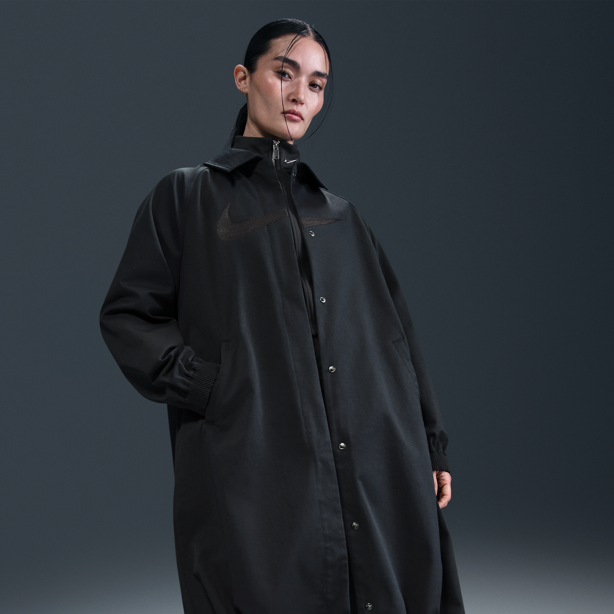 【ナイキ(NIKE)公式ストア】ナイキ スポーツウェア コレクション ウィメンズ ルーズ ツイル トレンチコート HF9413-010 ブラック 【ナイキ(NIKE)公式ストア】ナイキ スポーツウェア コレクション ウィメンズ ルーズ ツイル トレンチコート HF9413-010 ブラック