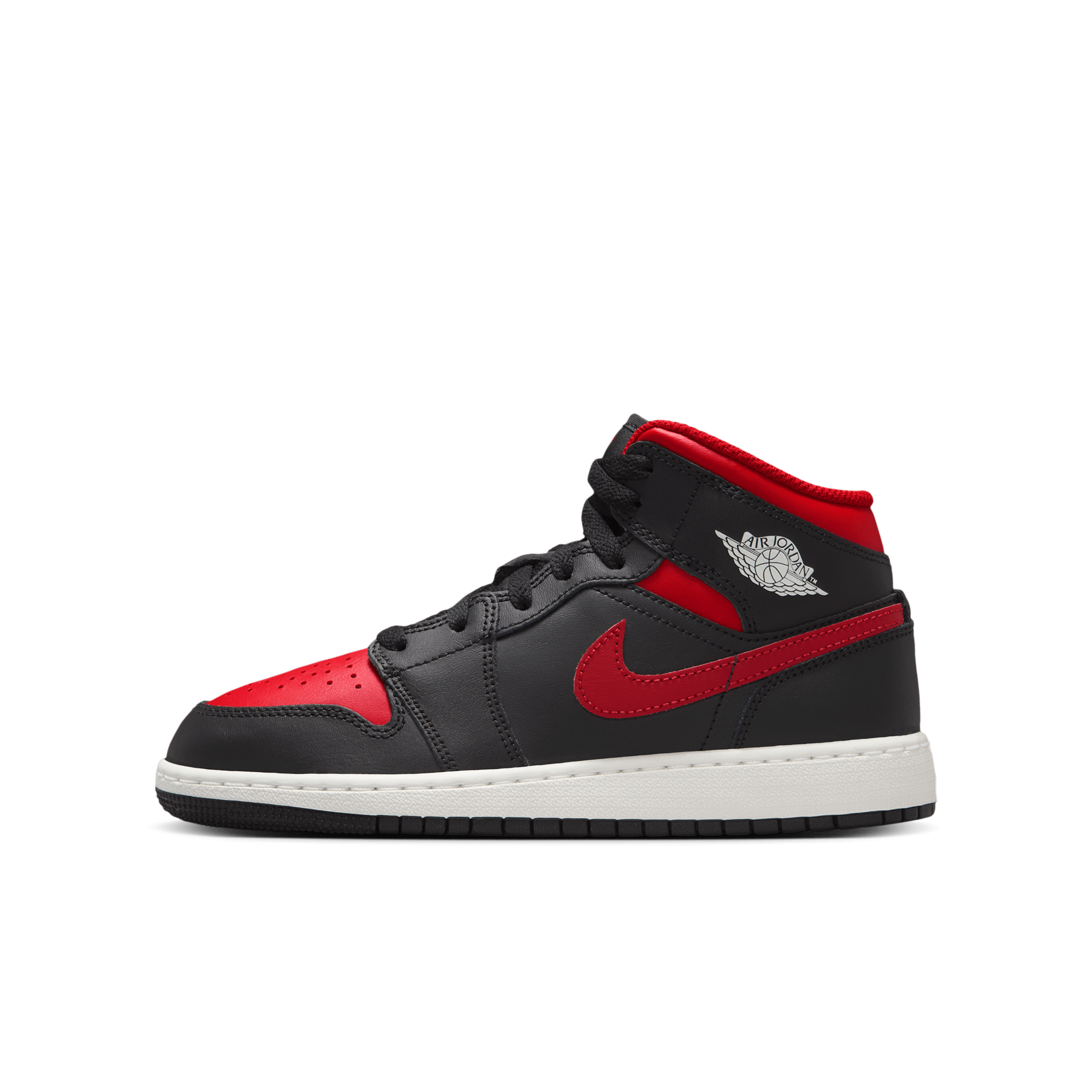【ナイキ(NIKE)公式ストア】エア ジョーダン 1 MID ジュニアシューズ DQ8423-067 ブラック 【ナイキ(NIKE)公式ストア】エア ジョーダン 1 MID ジュニアシューズ DQ8423-067 ブラック