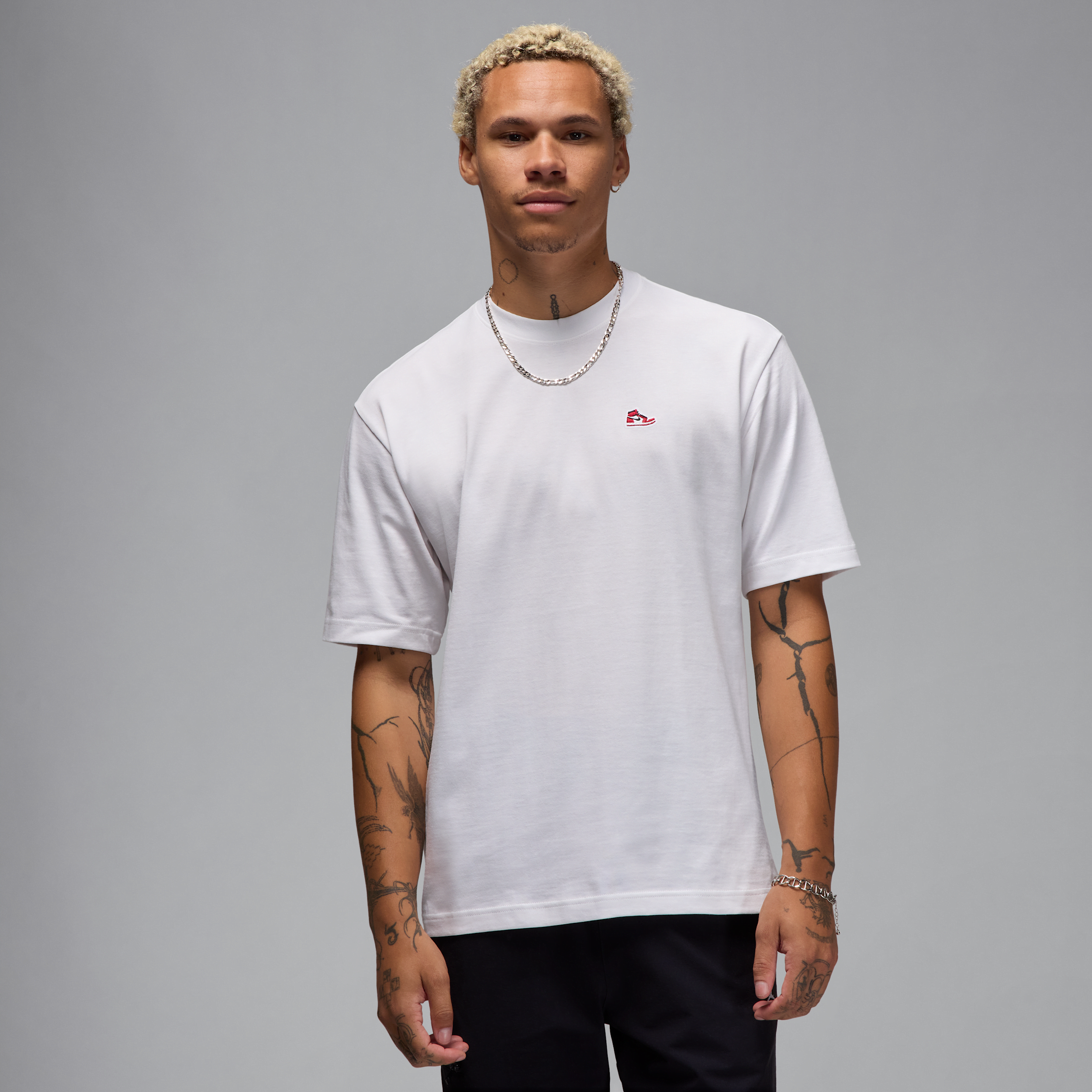 【ナイキ(NIKE)公式ストア】ジョーダン ブランド メンズ スニーカー パッチ Tシャツ HJ2326-100 ホワイト 【ナイキ(NIKE)公式ストア】ジョーダン ブランド メンズ スニーカー パッチ Tシャツ HJ2326-100 ホワイト