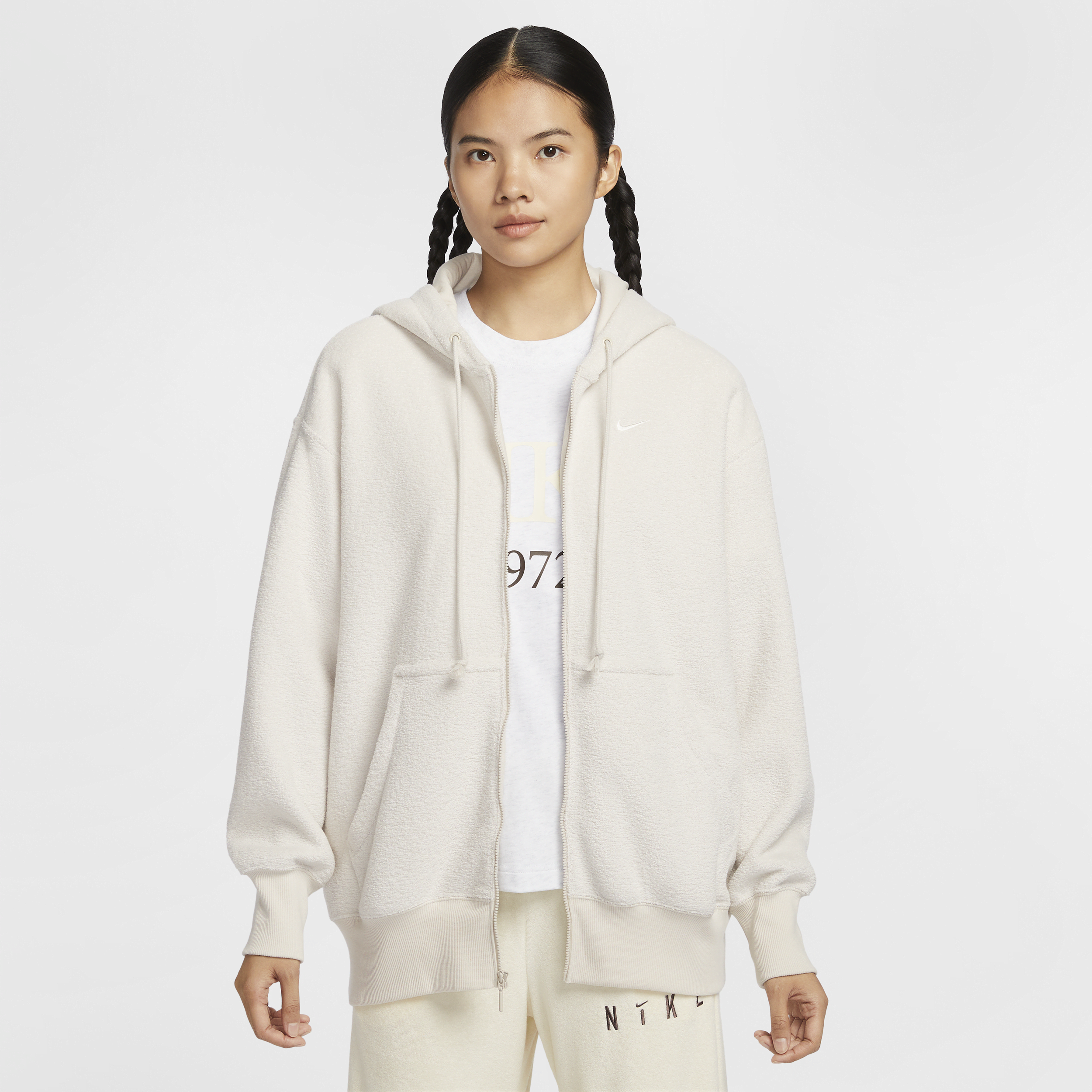 【ナイキ(NIKE)公式ストア】ナイキ スポーツウェア フェニックス プラッシュ ウィメンズ オーバーサイズド コージー フリース フルジップ パーカー FZ1268-104 ブラウン 【ナイキ(NIKE)公式ストア】ナイキ スポーツウェア フェニックス プラッシュ ウィメンズ オーバーサイズド コージー フリース フルジップ パーカー FZ1268-104 ブラウン