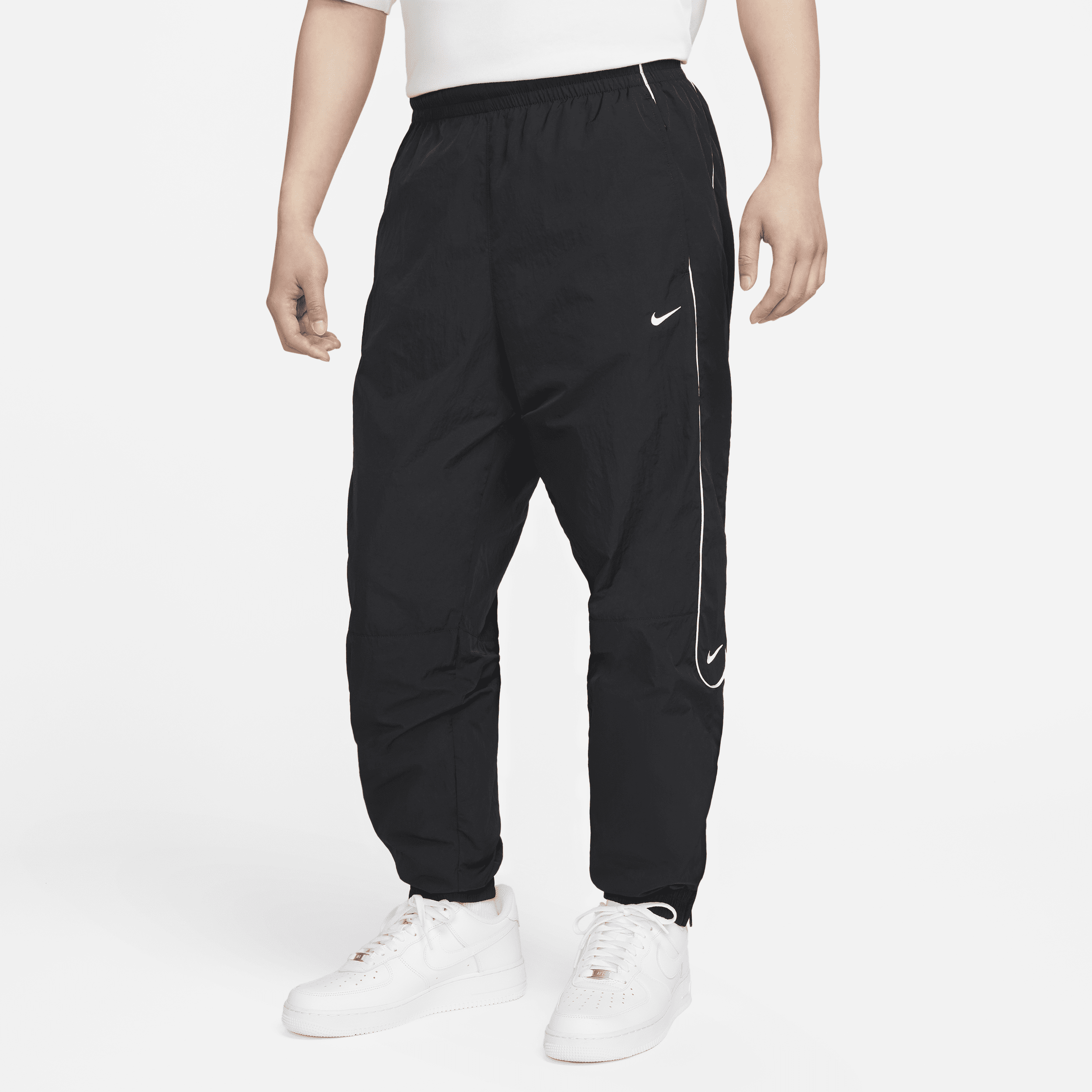 【ナイキ(NIKE)公式ストア】ナイキ ソロ スウッシュ メンズ トラックパンツ FB8621-010 ブラック 【ナイキ(NIKE)公式ストア】ナイキ ソロ スウッシュ メンズ トラックパンツ FB8621-010 ブラック