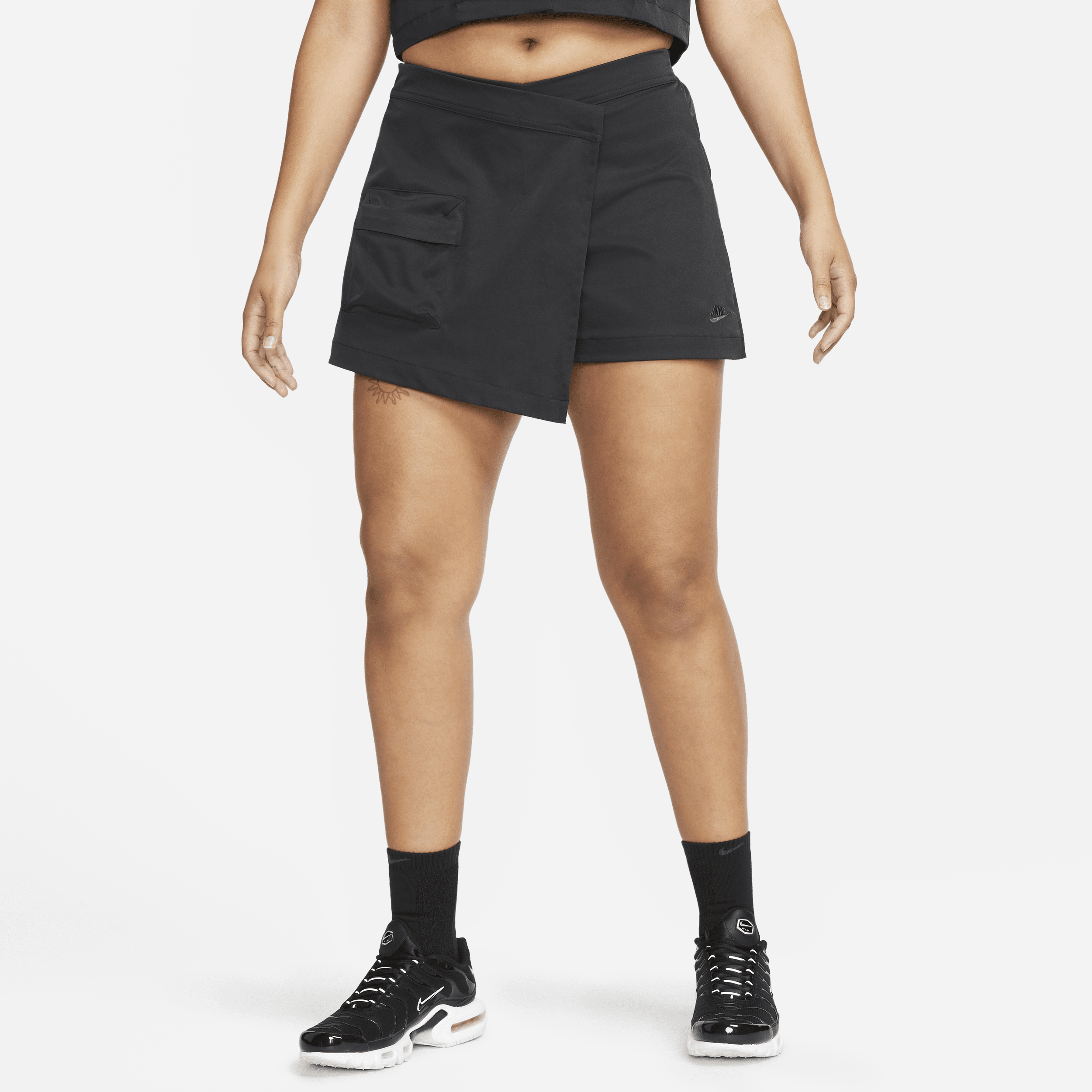 Højtaljet Nike Sportswear Tech Pack-skort til kvinder - sort