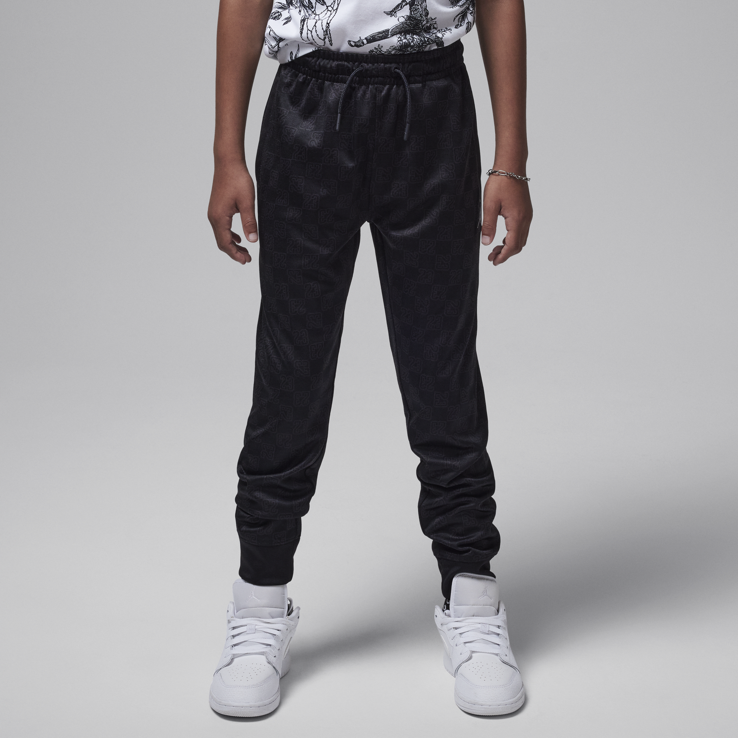 【ナイキ(NIKE)公式ストア】ジョーダン ジュニア モノグラム トラックパンツ HQ7655-010 ブラック 【ナイキ(NIKE)公式ストア】ジョーダン ジュニア モノグラム トラックパンツ HQ7655-010 ブラック