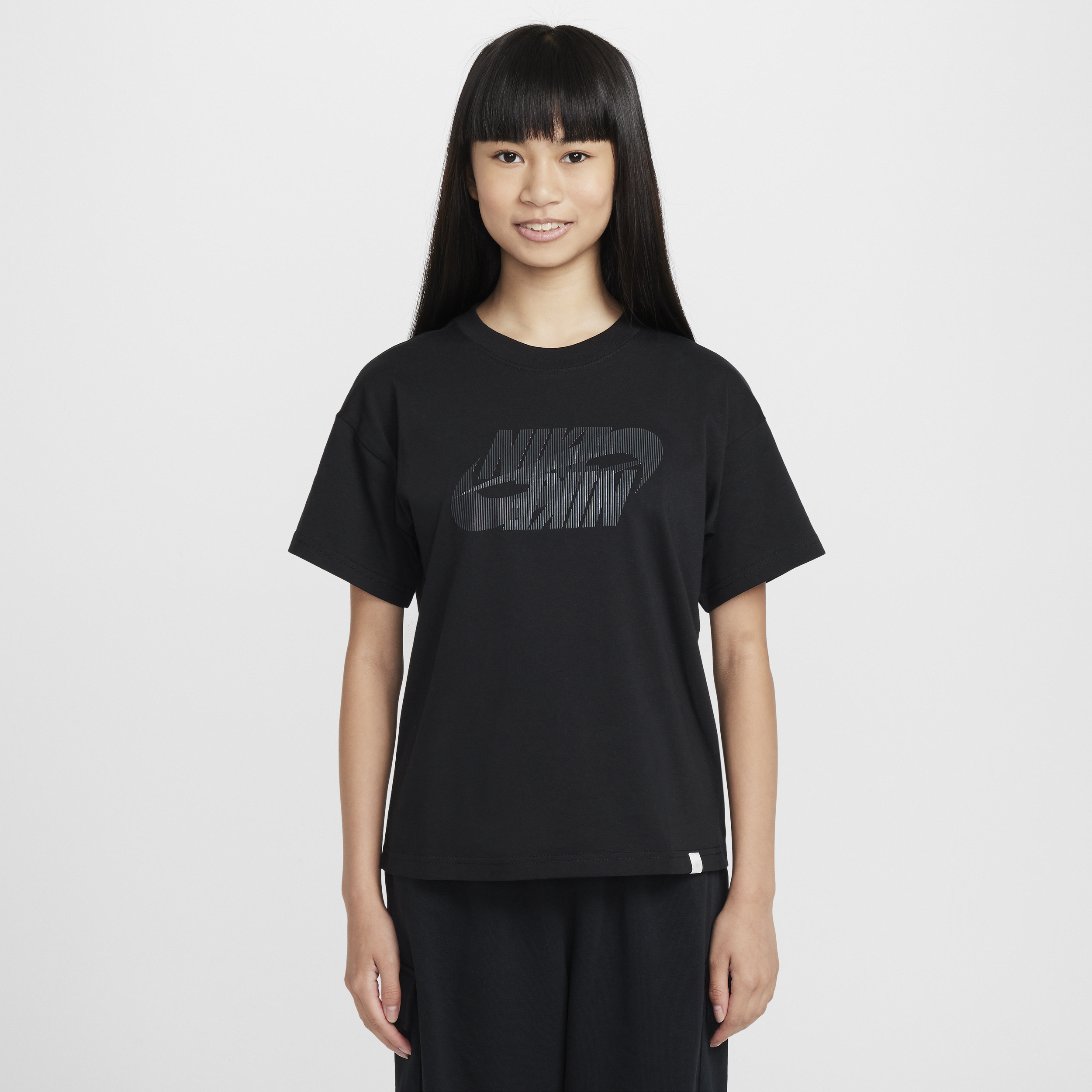 【ナイキ(NIKE)公式ストア】ナイキ スポーツウェア ジュニア (ガールズ) Tシャツ FZ5541-010 ブラック 【ナイキ(NIKE)公式ストア】ナイキ スポーツウェア ジュニア (ガールズ) Tシャツ FZ5541-010 ブラック