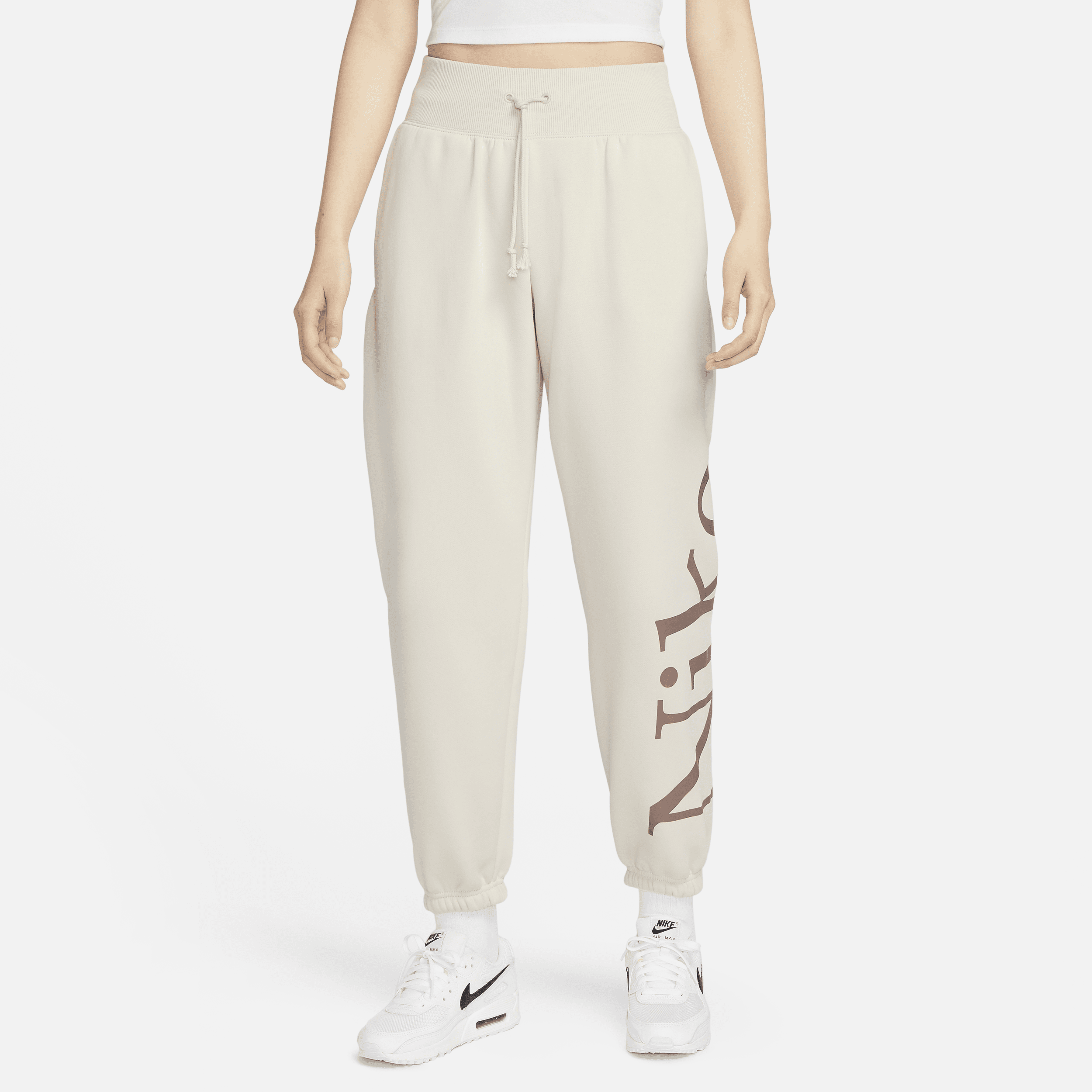 【ナイキ(NIKE)公式ストア】ナイキ スポーツウェア フェニックス フリース ウィメンズ オーバーサイズド ロゴ スウェットパンツ FN2553-104 ブラウン 【ナイキ(NIKE)公式ストア】ナイキ スポーツウェア フェニックス フリース ウィメンズ オーバーサイズド ロゴ スウェットパンツ FN2553-104 ブラウン
