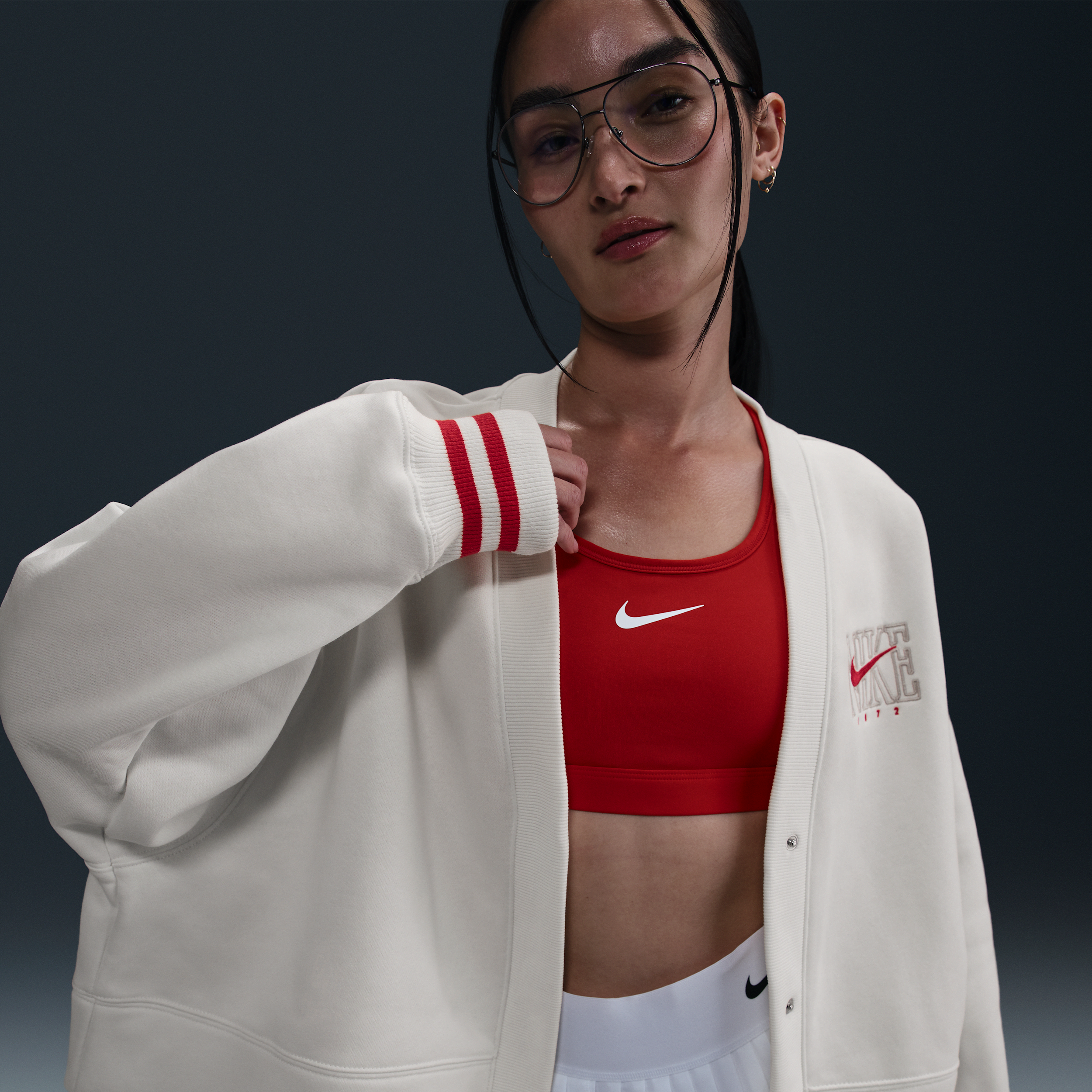 【ナイキ(NIKE)公式ストア】ナイキ スポーツウェア フェニックス フリース ウィメンズ オーバーオーバーサイズド グラフィック カーディガン HJ0947-133 ホワイト 【ナイキ(NIKE)公式ストア】ナイキ スポーツウェア フェニックス フリース ウィメンズ オーバーオーバーサイズド グラフィック カーディガン HJ0947-133 ホワイト