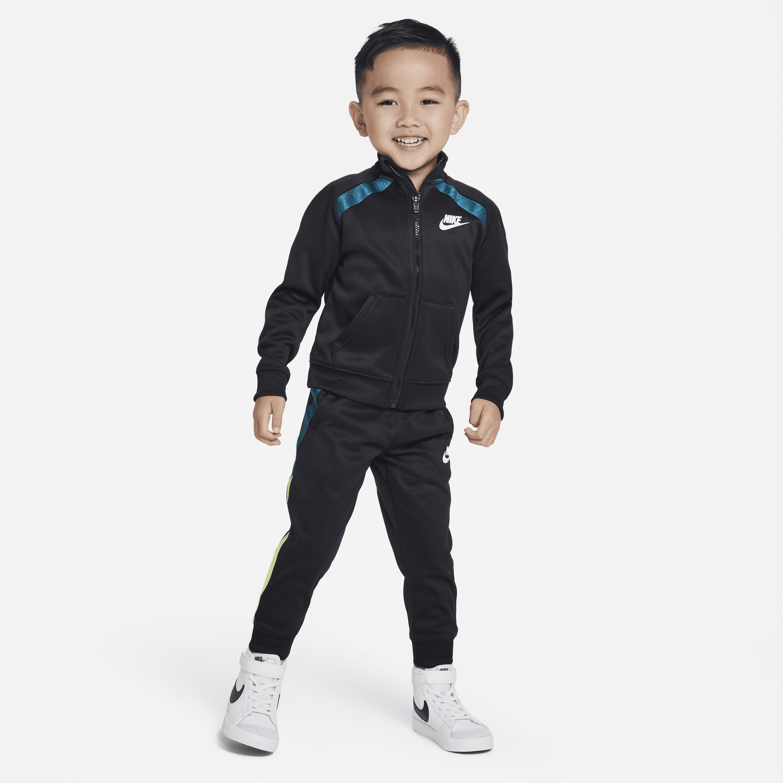 Nike Sportswear Dri-FIT-tracksuit-sæt med fuld lynlås og kantbåndsdetaljer til småbørn - sort