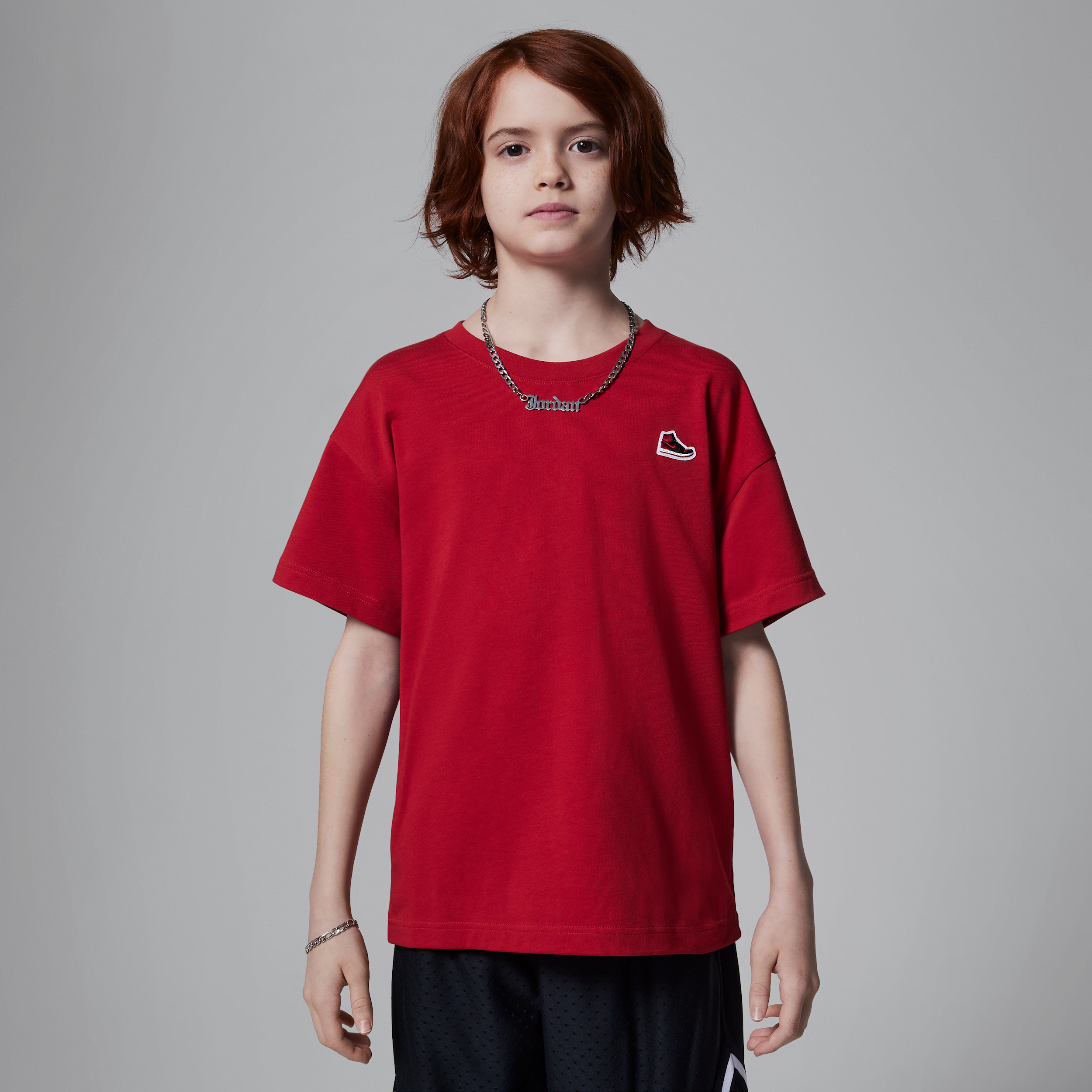 【ナイキ(NIKE)公式ストア】エア ジョーダン 1 ジュニア パッチ Tシャツ HF2078-648 レッド 【ナイキ(NIKE)公式ストア】エア ジョーダン 1 ジュニア パッチ Tシャツ HF2078-648 レッド