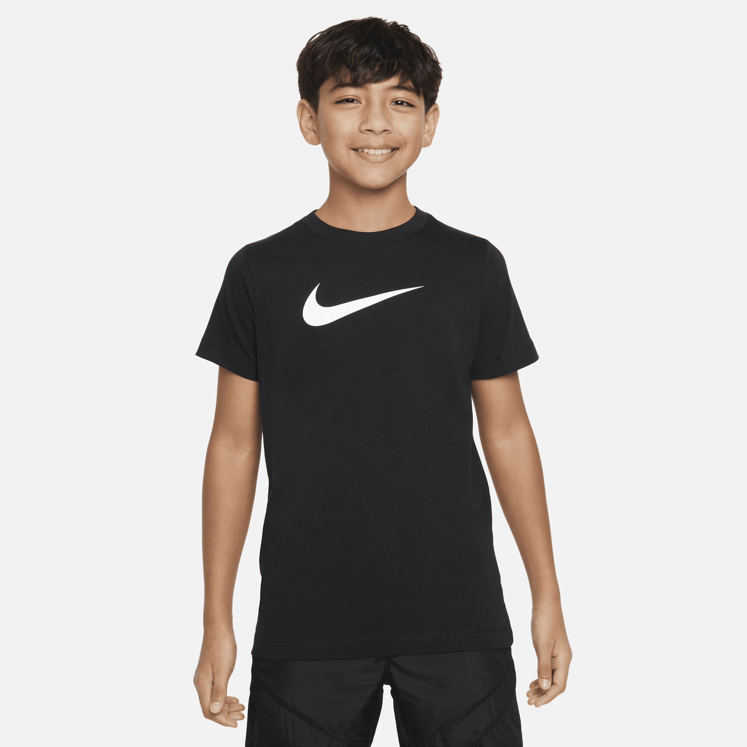 【ナイキ(NIKE)公式ストア】ナイキ スポーツウェア ジュニア (ボーイズ) Tシャツ DV2572-010 ブラック 【ナイキ(NIKE)公式ストア】ナイキ スポーツウェア ジュニア (ボーイズ) Tシャツ DV2572-010 ブラック