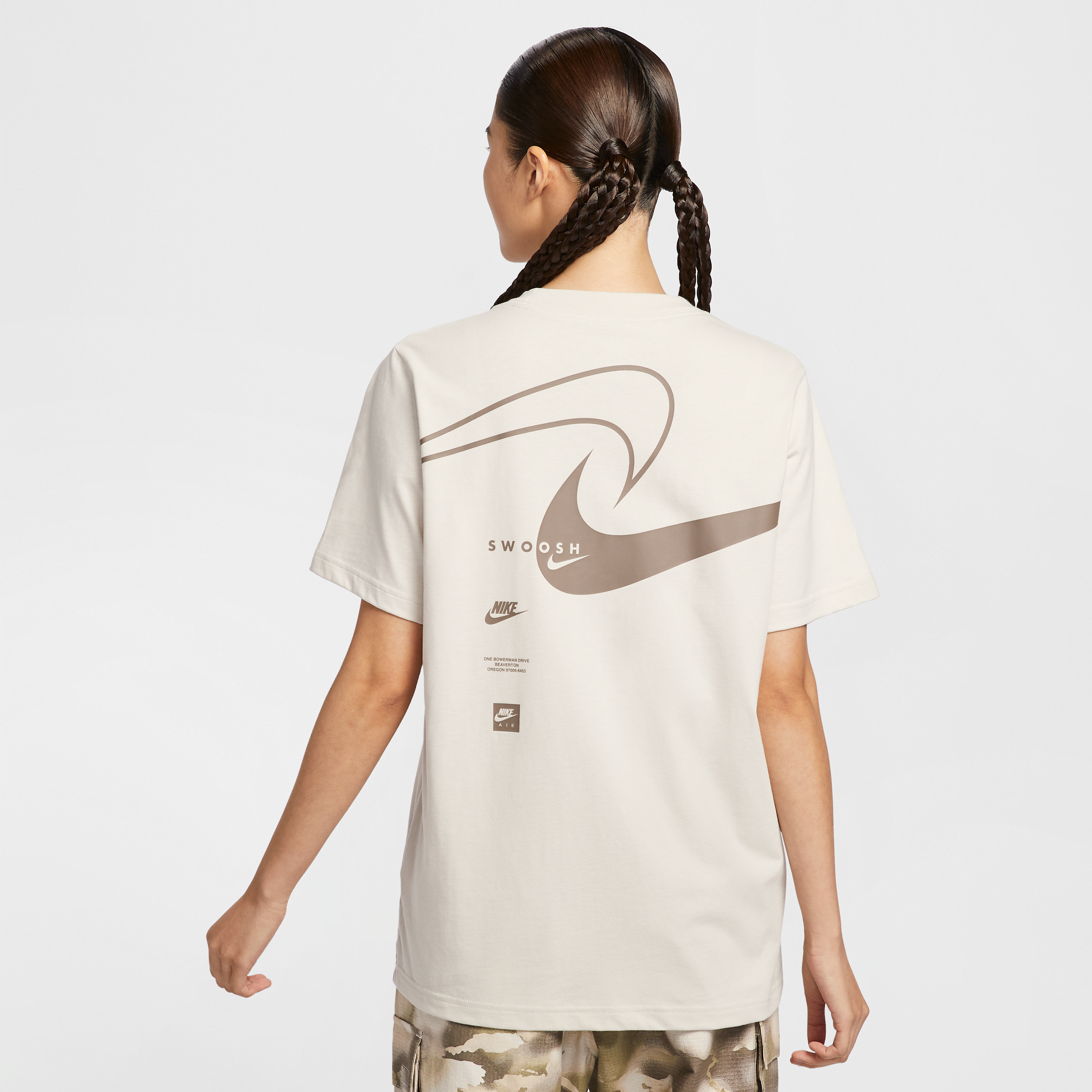 【ナイキ(NIKE)公式ストア】ナイキ スポーツウェア クラブ ウィメンズ ショートスリーブ Tシャツ HQ1699-104 ブラウン 【ナイキ(NIKE)公式ストア】ナイキ スポーツウェア クラブ ウィメンズ ショートスリーブ Tシャツ HQ1699-104 ブラウン