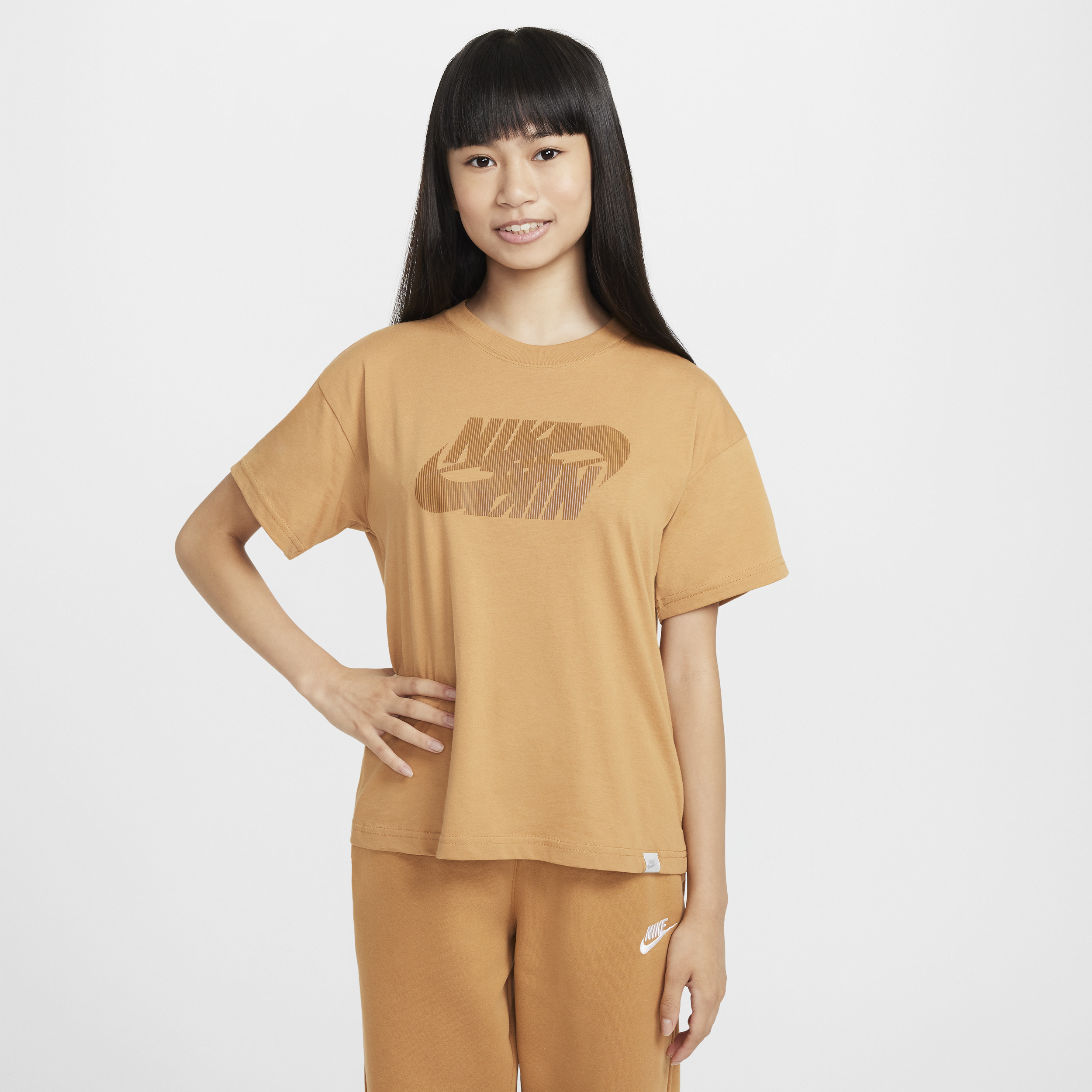 【ナイキ(NIKE)公式ストア】ナイキ スポーツウェア ジュニア (ガールズ) Tシャツ FZ5541-224 ブラウン 【ナイキ(NIKE)公式ストア】ナイキ スポーツウェア ジュニア (ガールズ) Tシャツ FZ5541-224 ブラウン