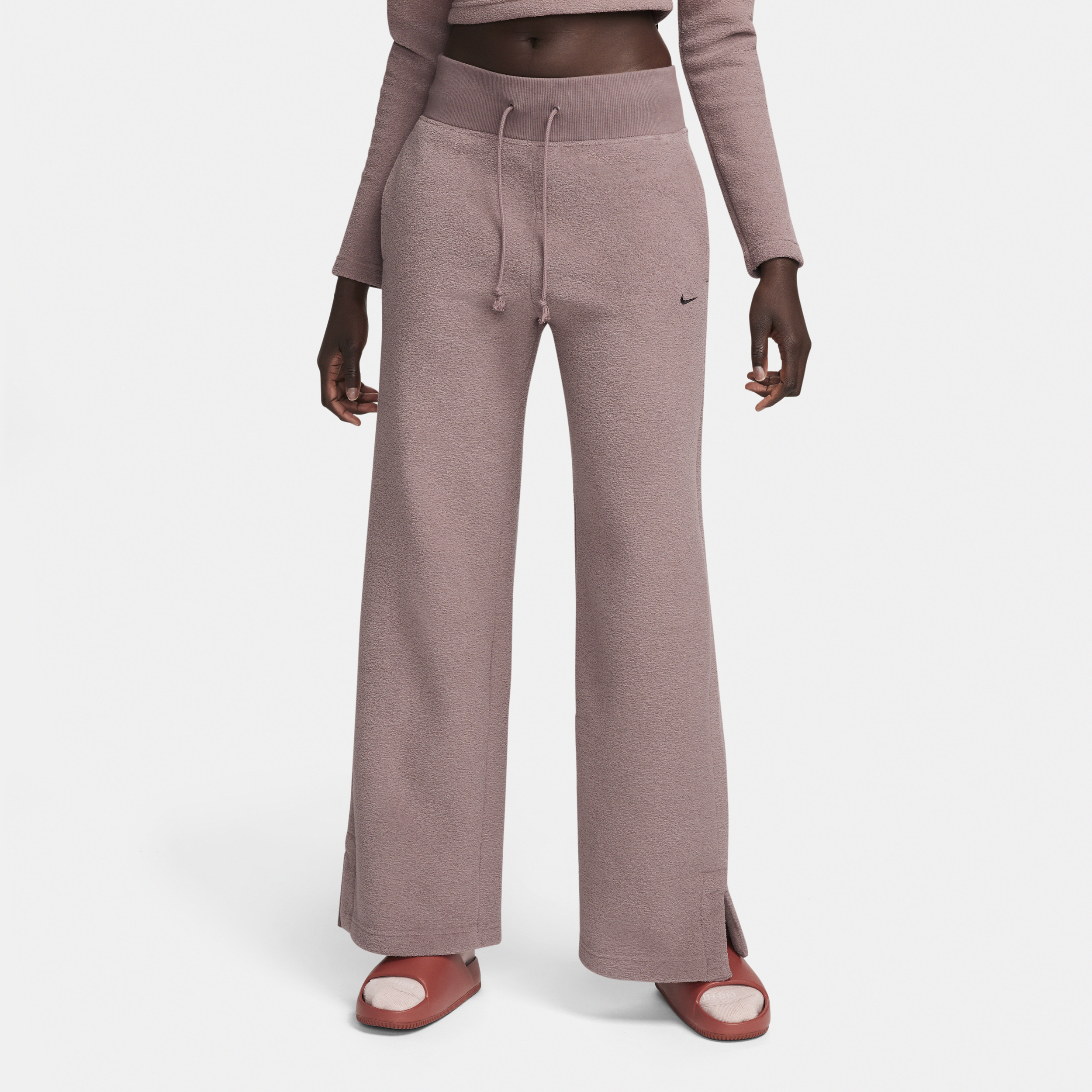 Pantaloni confortevoli in fleece a gamba larga e vita alta Nike Sportswear Phoenix Plush – Donna - Viola