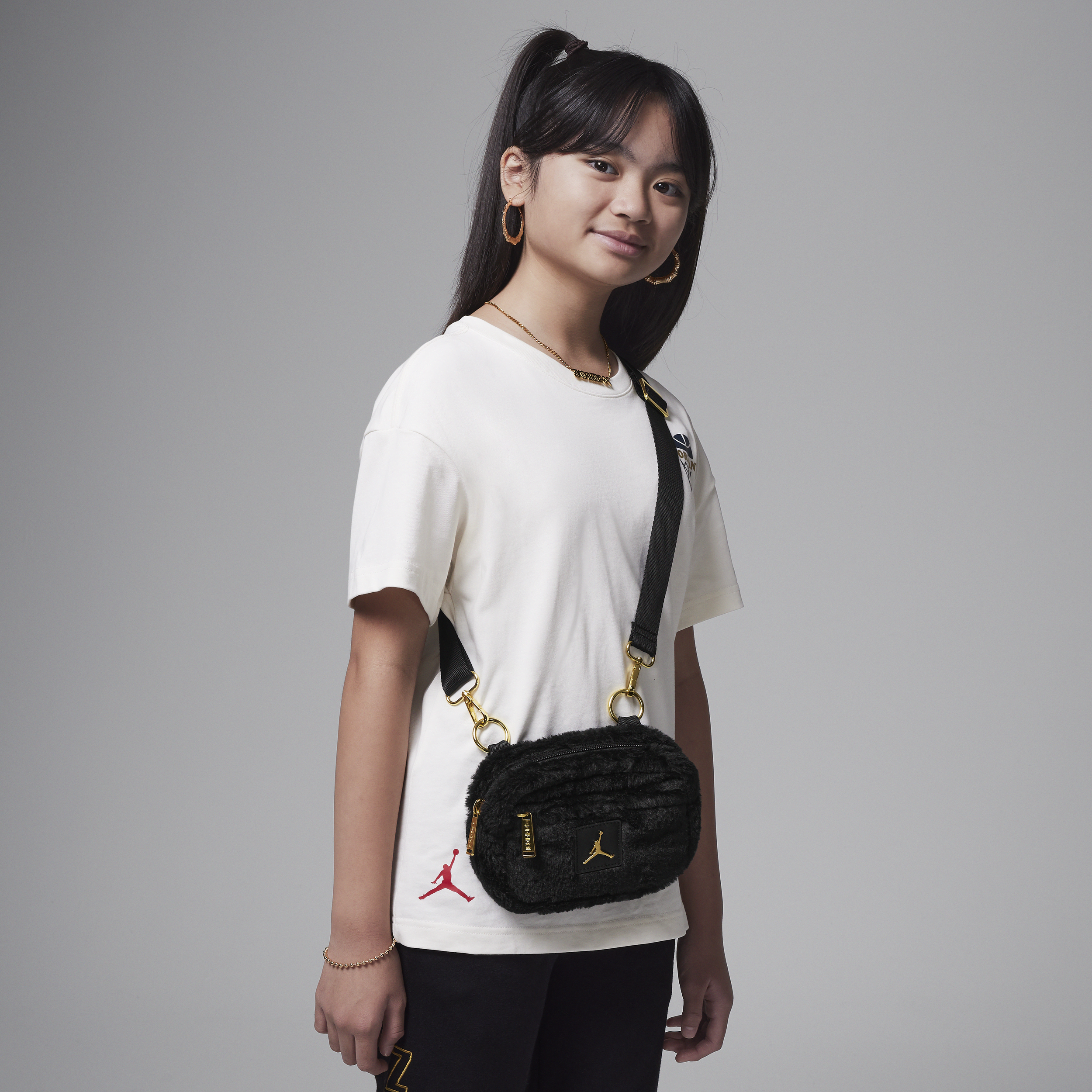 【ナイキ(NIKE)公式ストア】ジョーダン ジュニア フェイクファー カメラ バッグ (1L) HV8005-010 ブラック 【ナイキ(NIKE)公式ストア】ジョーダン ジュニア フェイクファー カメラ バッグ (1L) HV8005-010 ブラック