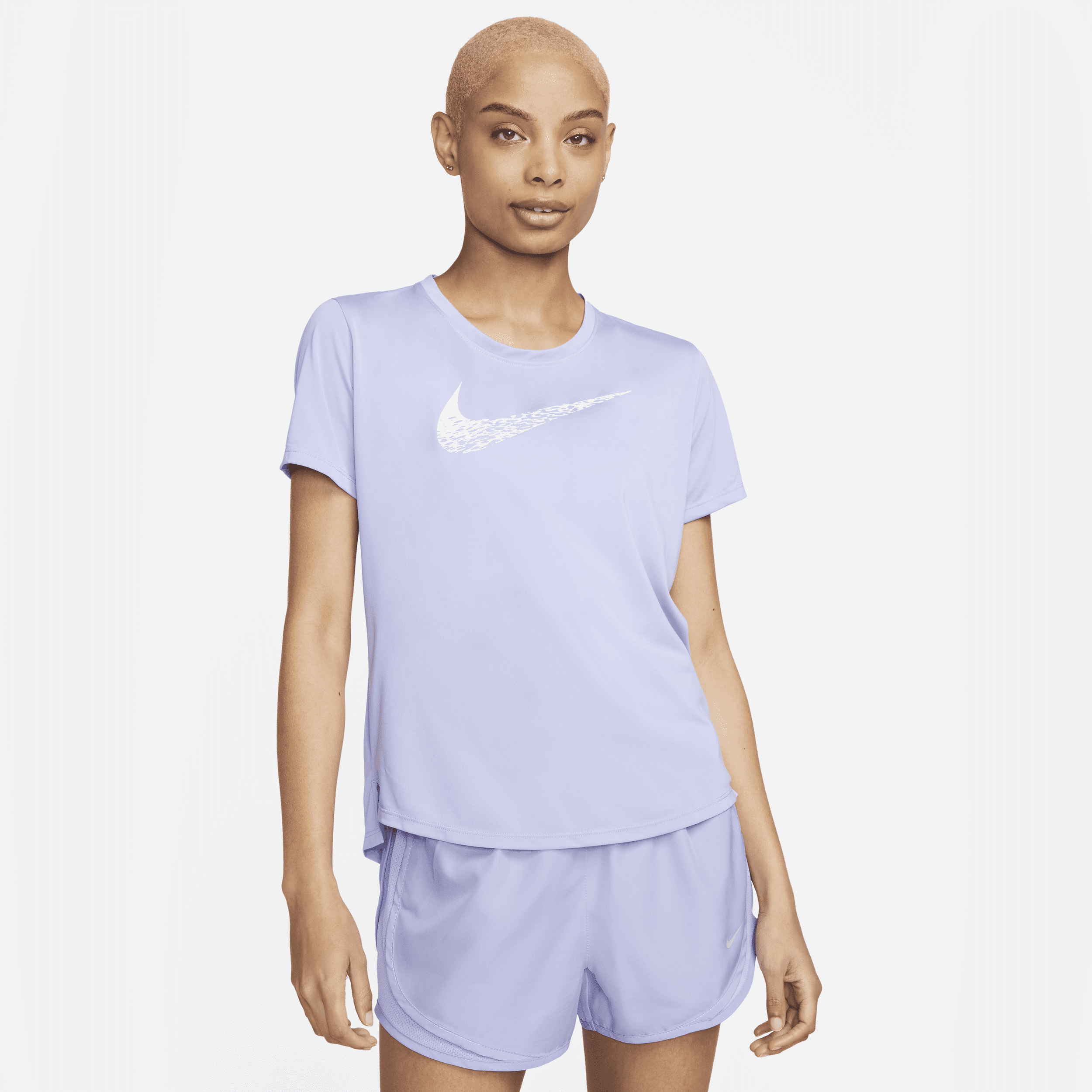 Kortærmet Nike Swoosh Run-løbeoverdel til kvinder - lilla