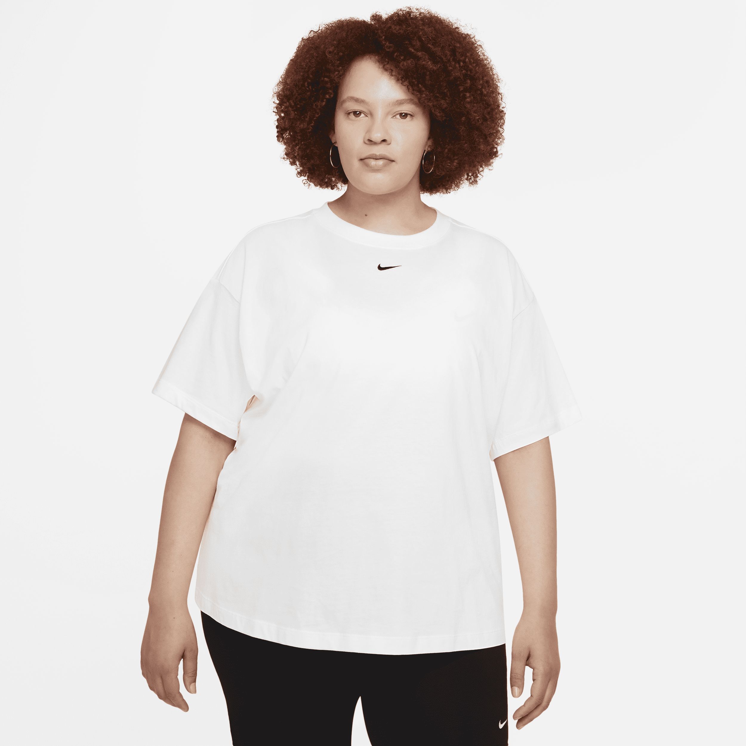 Overdimensioneret, kortærmet Nike Sportswear Essential-overdel til kvinder (plus size) - hvid