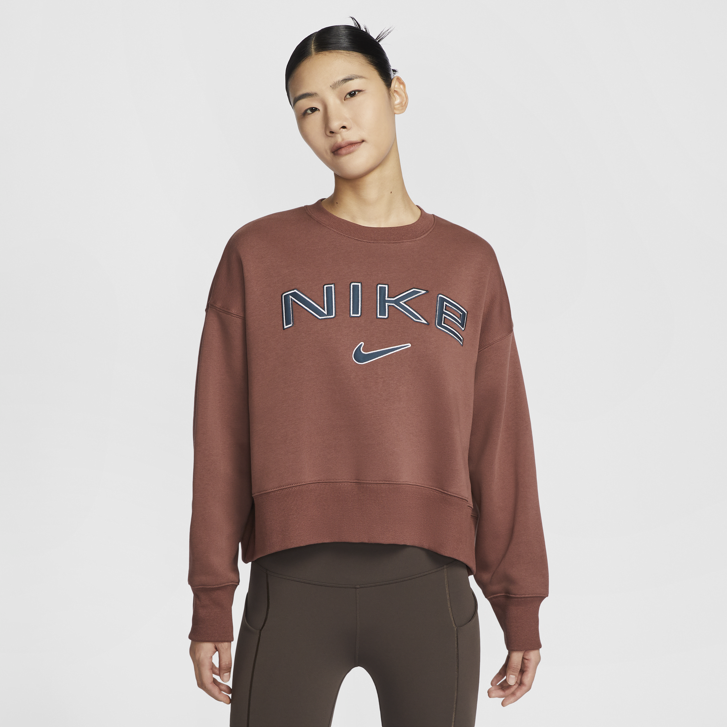 【ナイキ(NIKE)公式ストア】ナイキ スポーツウェア フェニックス フリース ウィメンズ オーバーオーバーサイズド クルーネック ロゴ スウェットシャツ FV7675-218 ブラウン 【ナイキ(NIKE)公式ストア】ナイキ スポーツウェア フェニックス フリース ウィメンズ オーバーオーバーサイズド クルーネック ロゴ スウェットシャツ FV7675-218 ブラウン