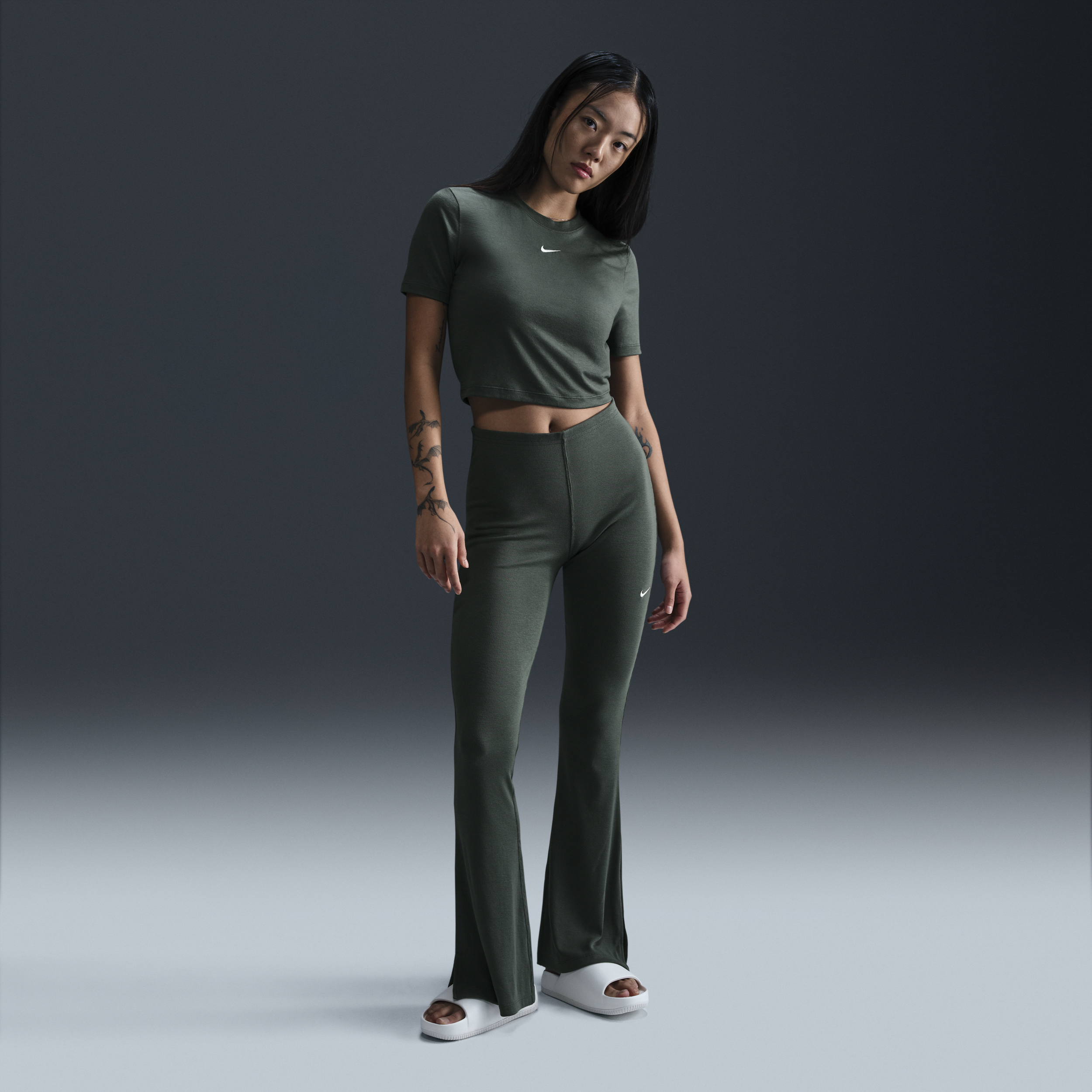 【ナイキ(NIKE)公式ストア】ナイキ スポーツウェア チル ニット ウィメンズ タイト ミニリブ フレアード レギンス FQ2114-338 グリーン 【ナイキ(NIKE)公式ストア】ナイキ スポーツウェア チル ニット ウィメンズ タイト ミニリブ フレアード レギンス FQ2114-338 グリーン