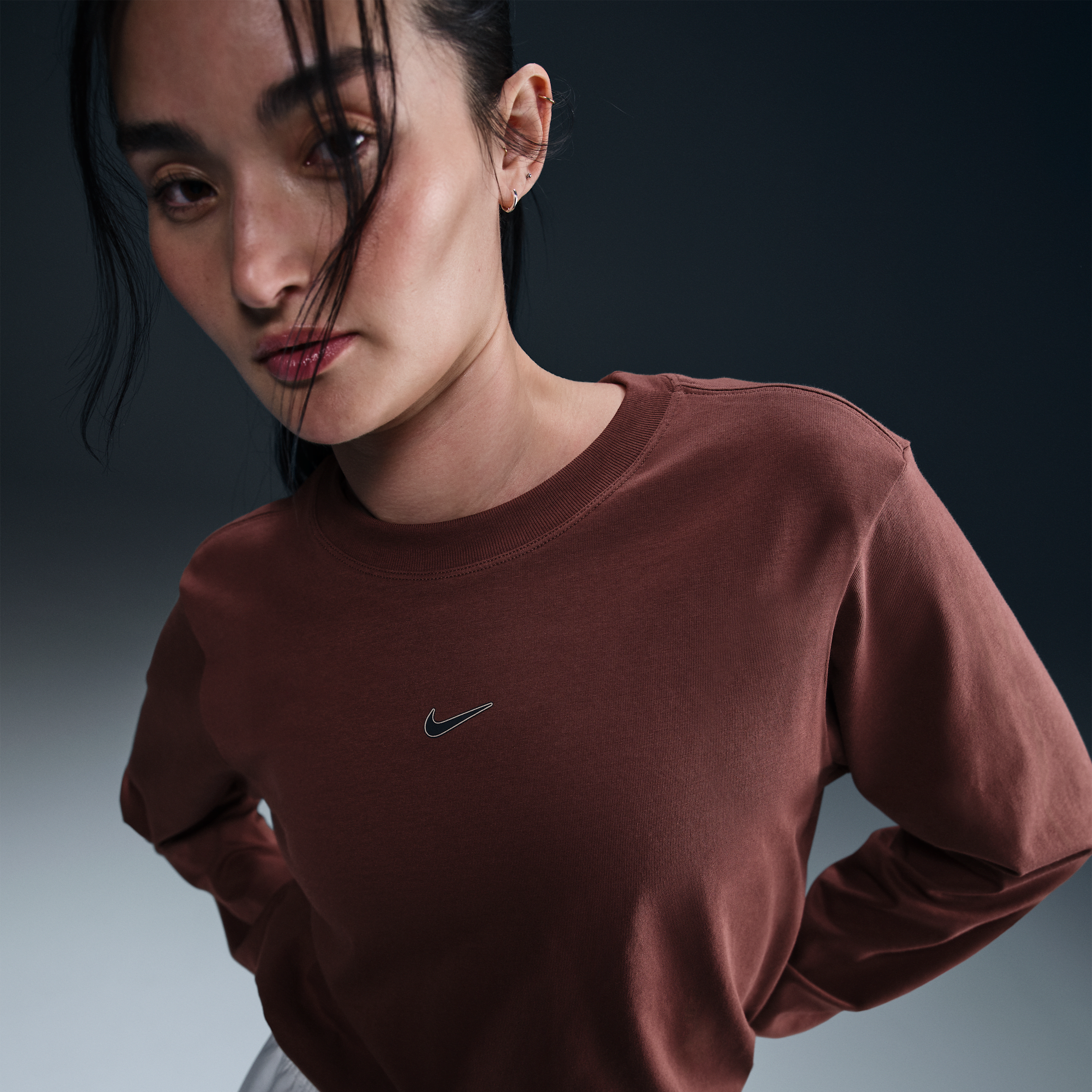 【ナイキ(NIKE)公式ストア】ナイキ スポーツウェア ウィメンズ ルーズ ロングスリーブ Tシャツ HF0772-218 ブラウン 【ナイキ(NIKE)公式ストア】ナイキ スポーツウェア ウィメンズ ルーズ ロングスリーブ Tシャツ HF0772-218 ブラウン