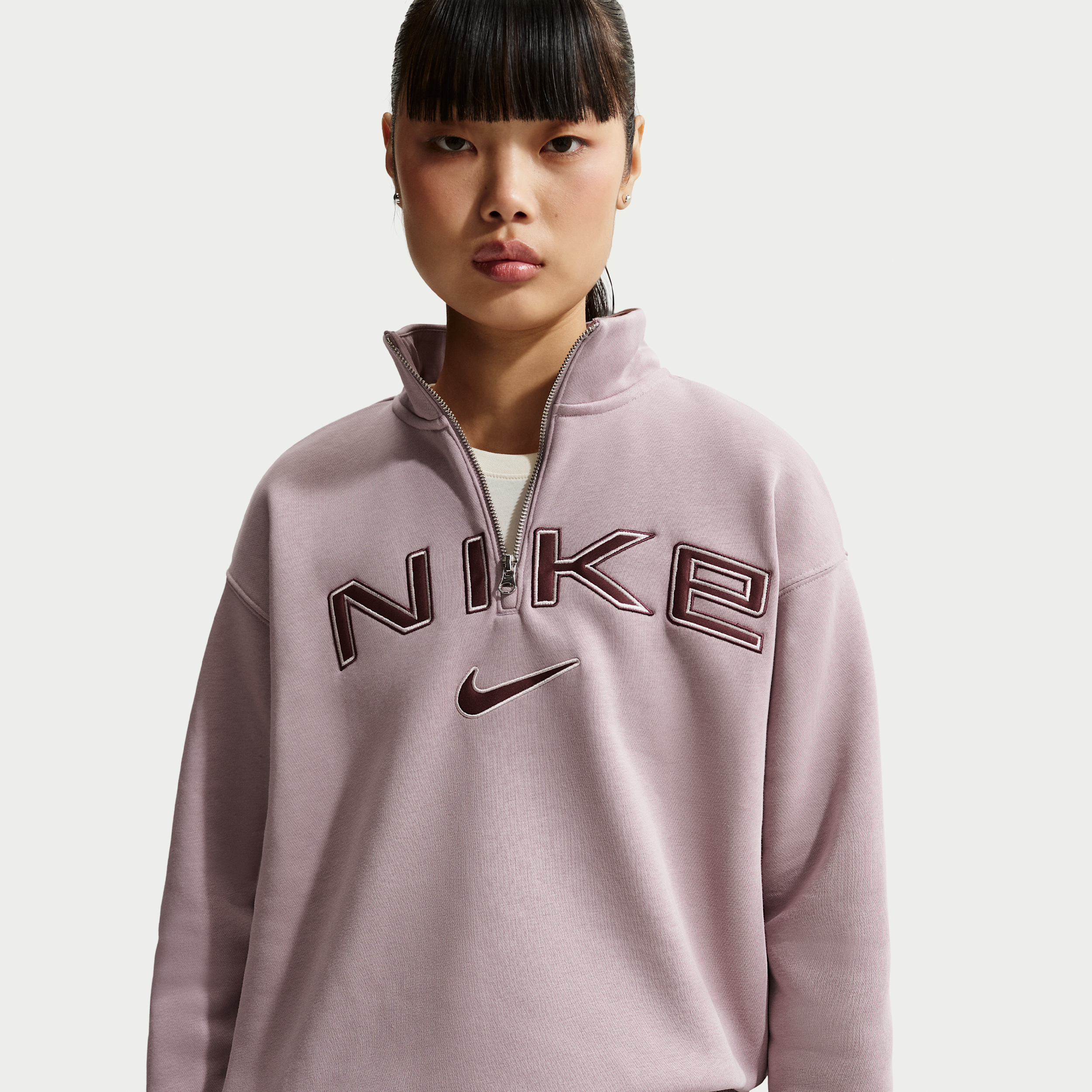 【ナイキ(NIKE)公式ストア】ナイキ スポーツウェア フェニックス フリース ウィメンズ オーバーサイズド 1/4ジップ ロゴ トップ FV7680-226 グレー 【ナイキ(NIKE)公式ストア】ナイキ スポーツウェア フェニックス フリース ウィメンズ オーバーサイズド 1/4ジップ ロゴ トップ FV7680-226 グレー