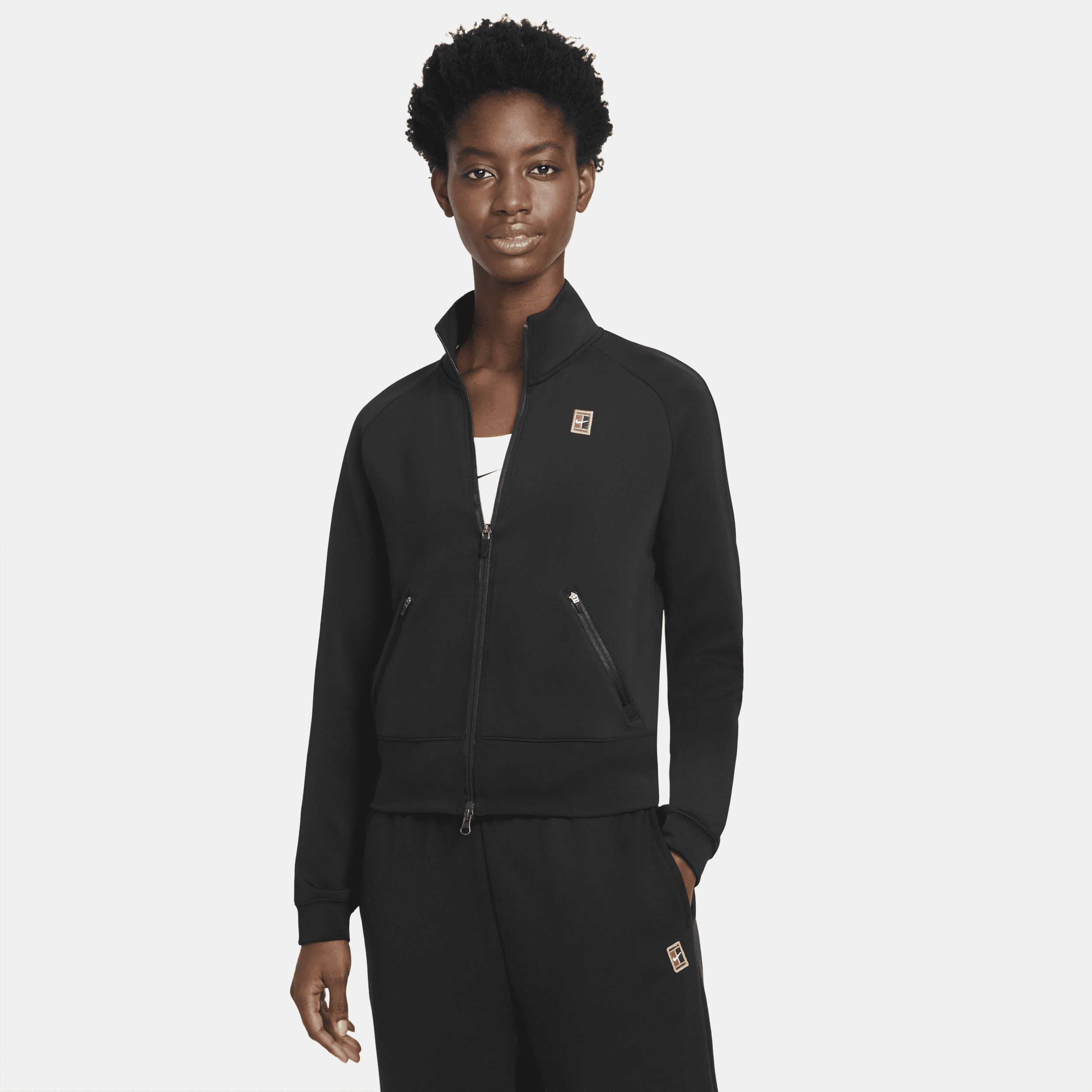 NikeCourt-tennisjakke med lynlås i fuld længde til kvinder - sort