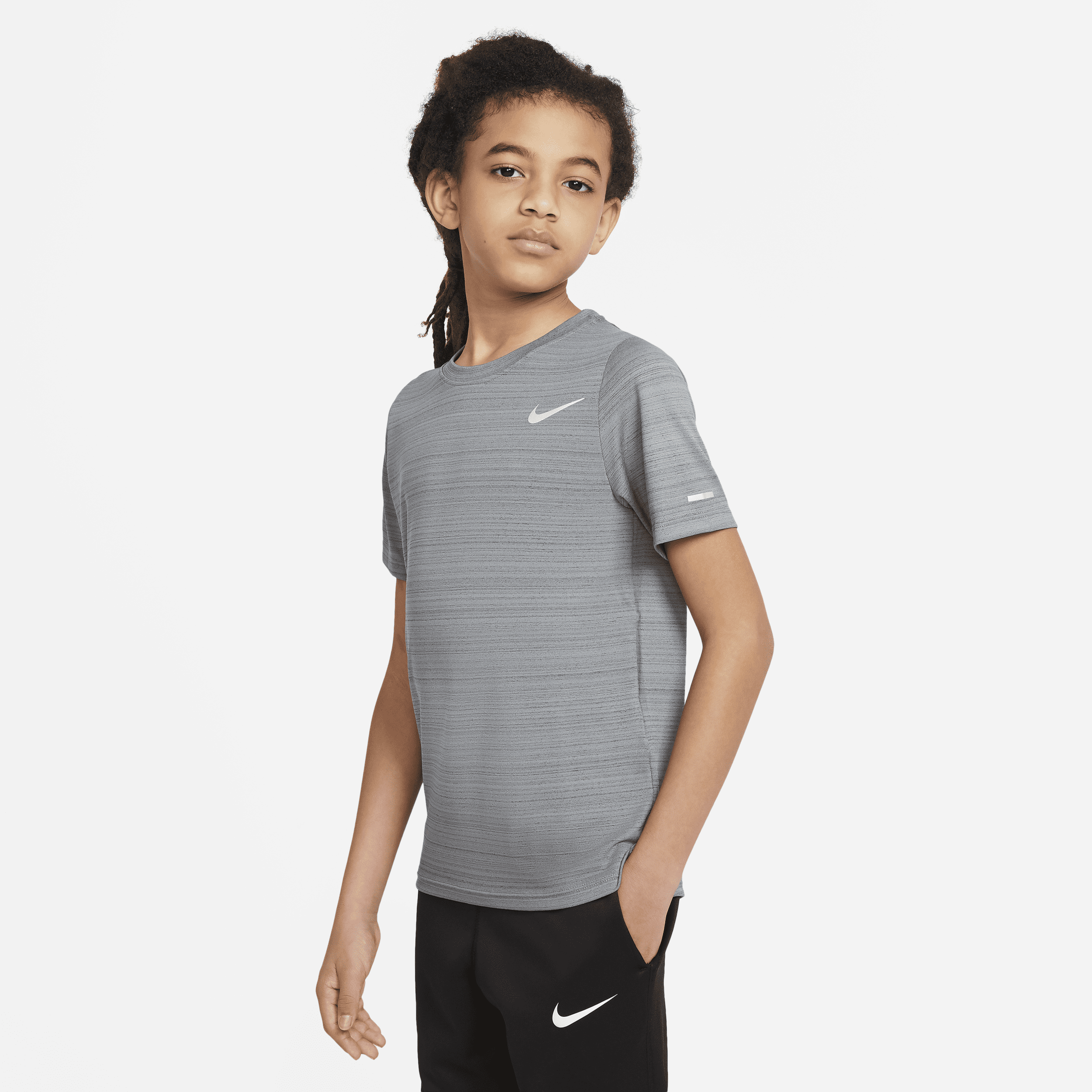 Nike Dri-FIT Miler-træningsoverdel til større børn (drenge) - grå